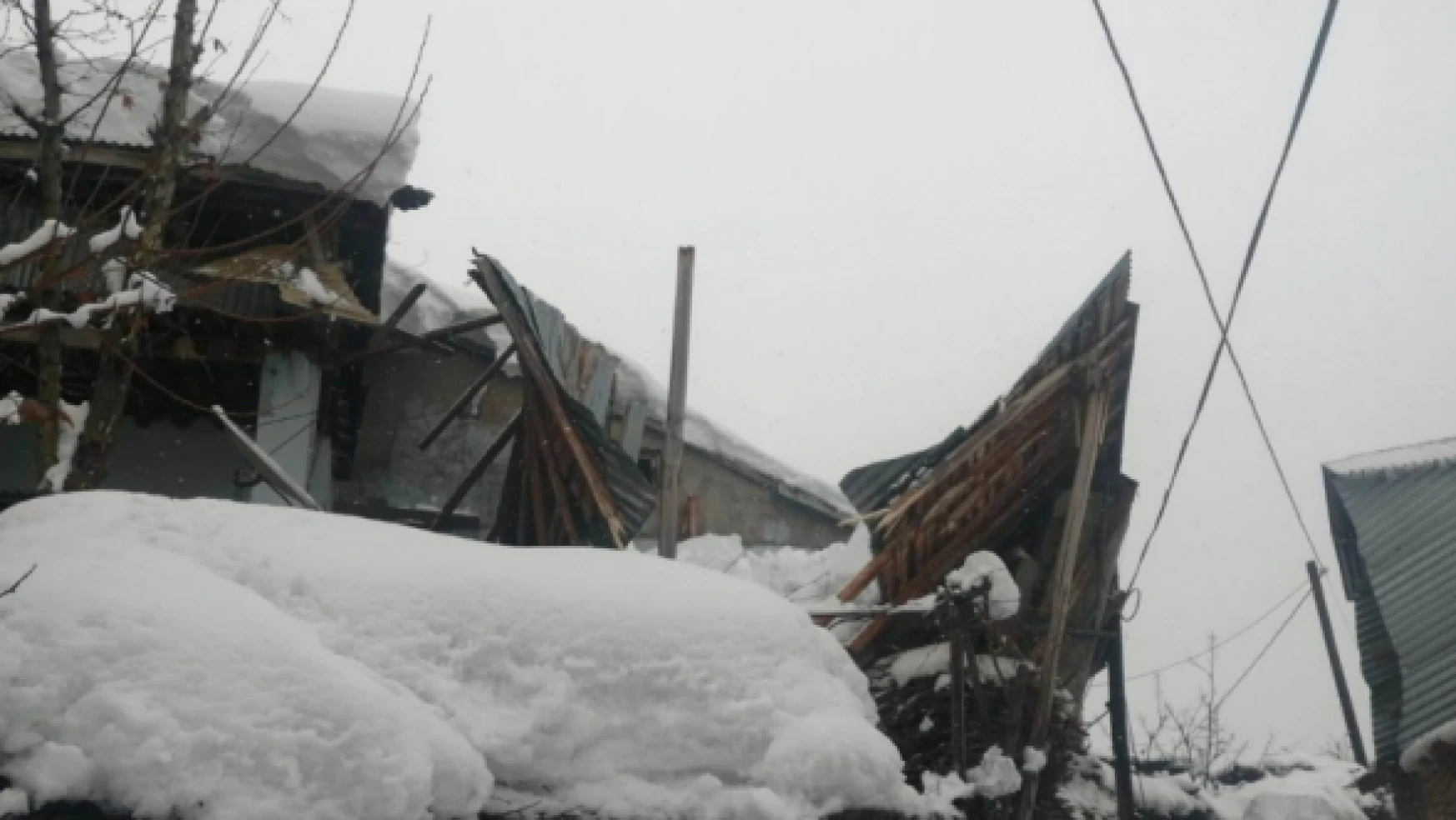 Elazığ'da kar yağışı nedeniyle 3 evin çatısı çöktü