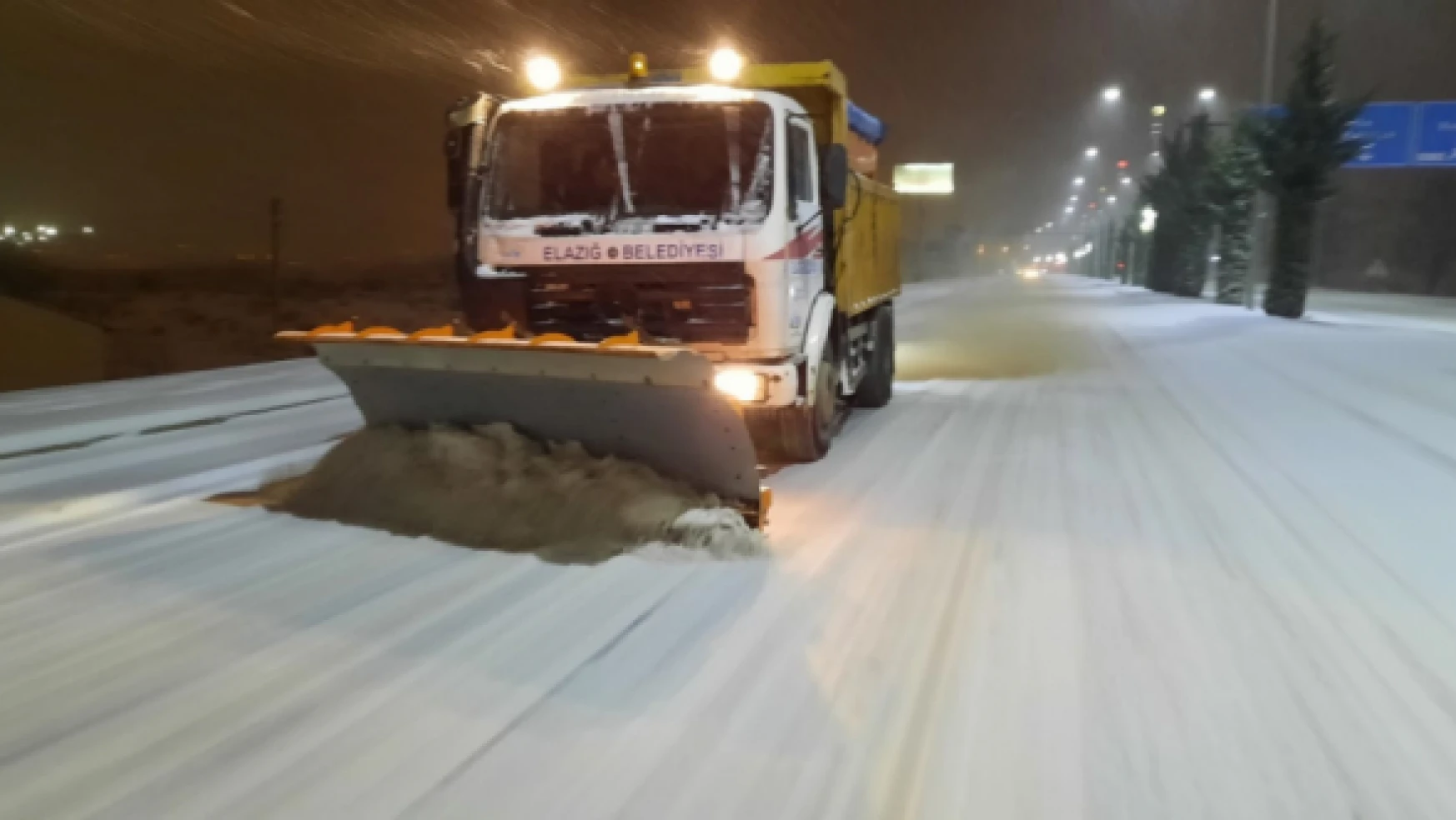 Elazığ'da karla mücadele çalışmaları devam ediyor!