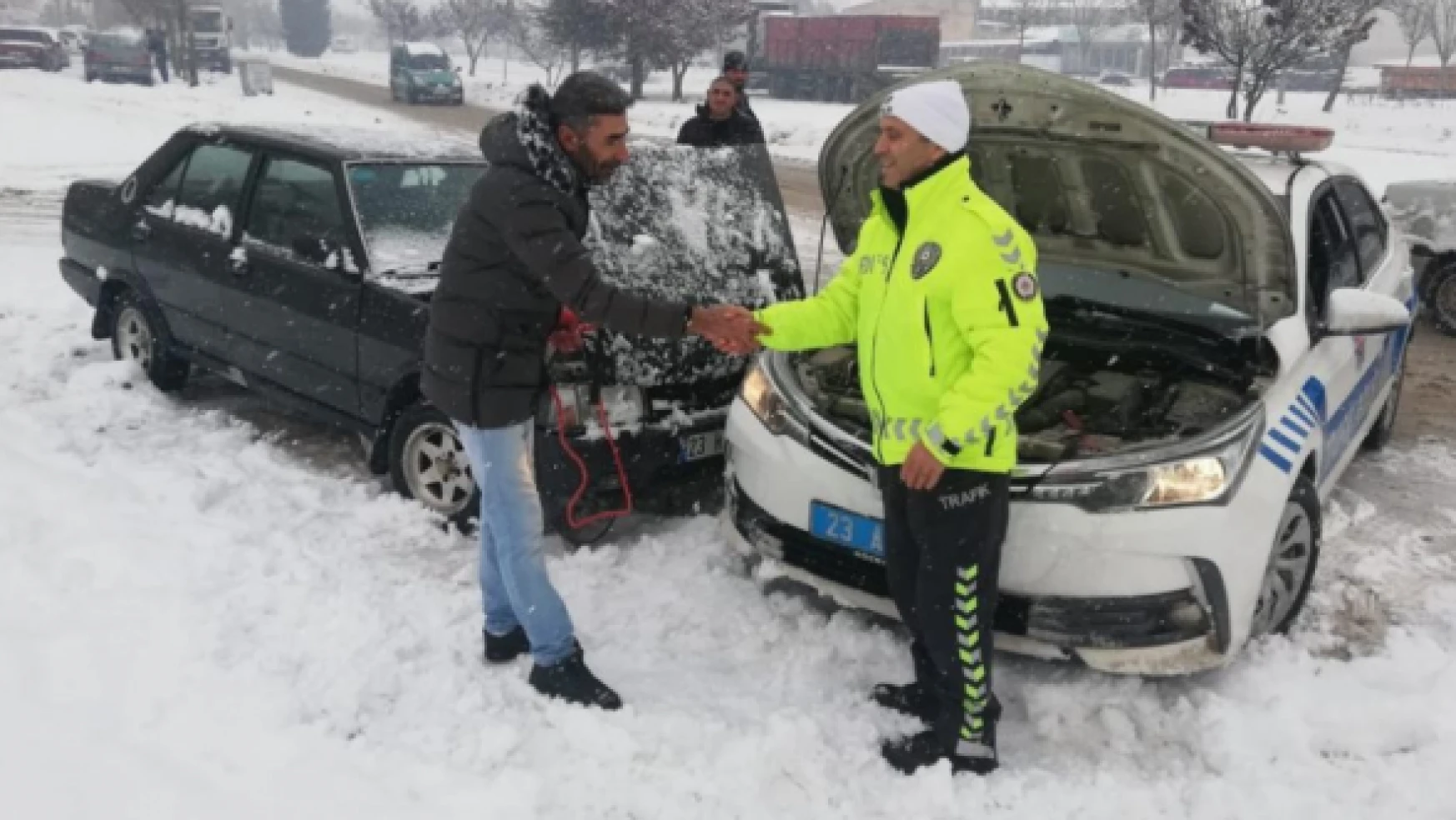 Elazığ'da otomobili ile yolda kalan sürücüyü polis kurtardı
