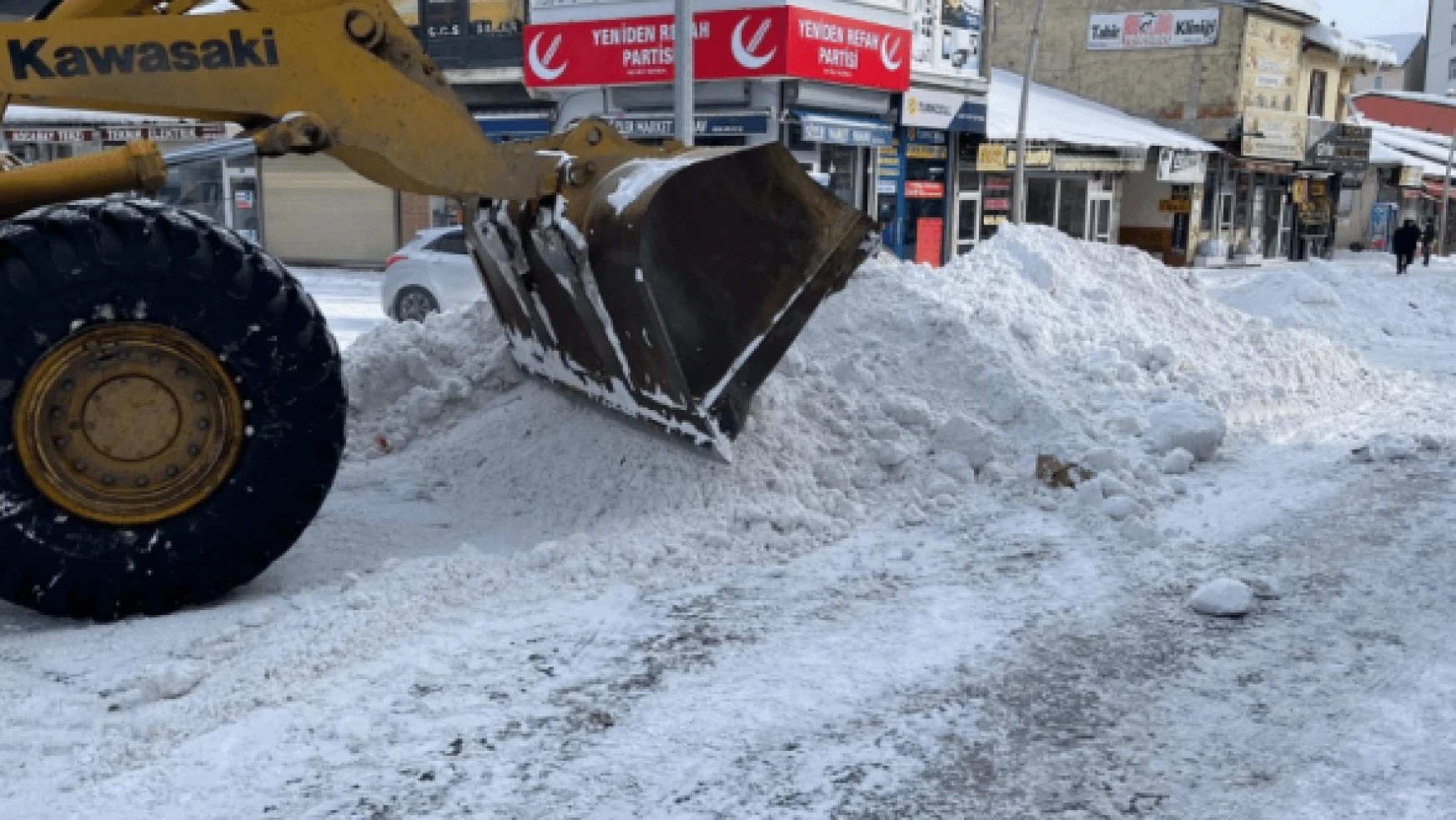 Eleşkirt'te ekiplerin karla mücadelesi sürüyor