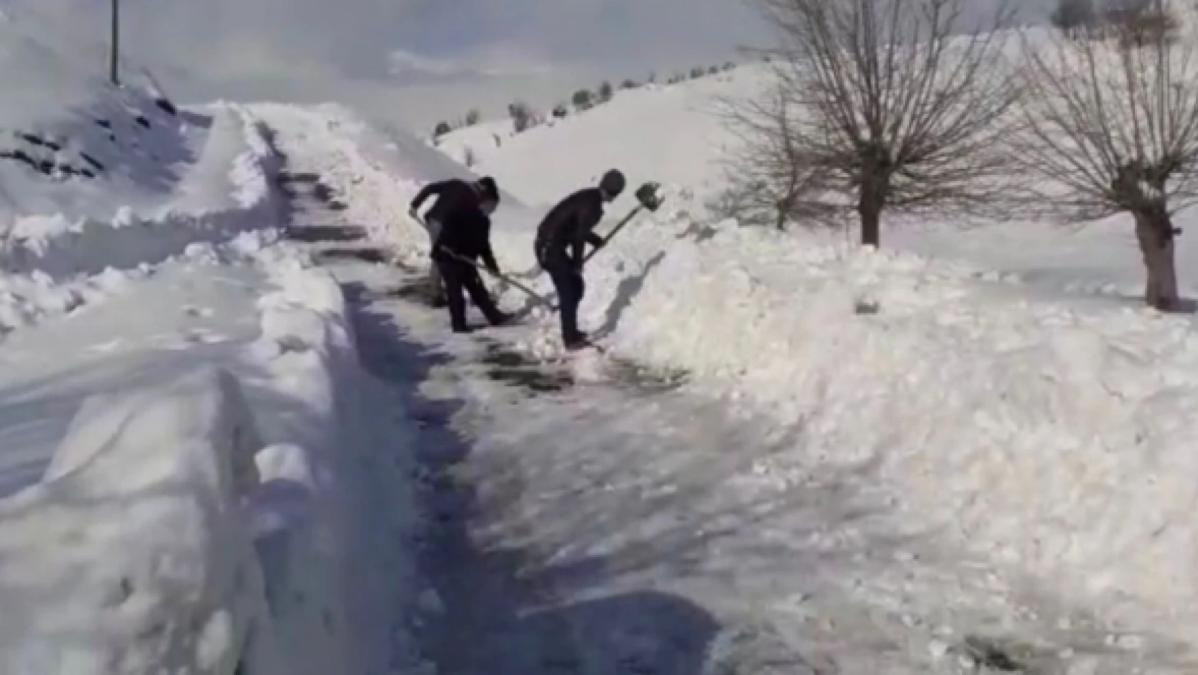 Elâzığ'da köylüler kardan kapanan yolları açmak için seferber oldu