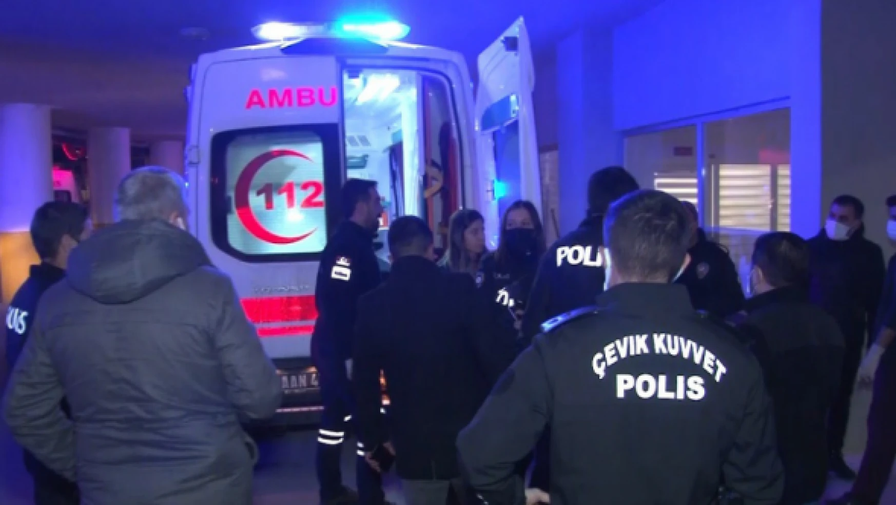 Erzincan'da bir polis memuru kazara kendisi ve iki arkadaşını yaraladı