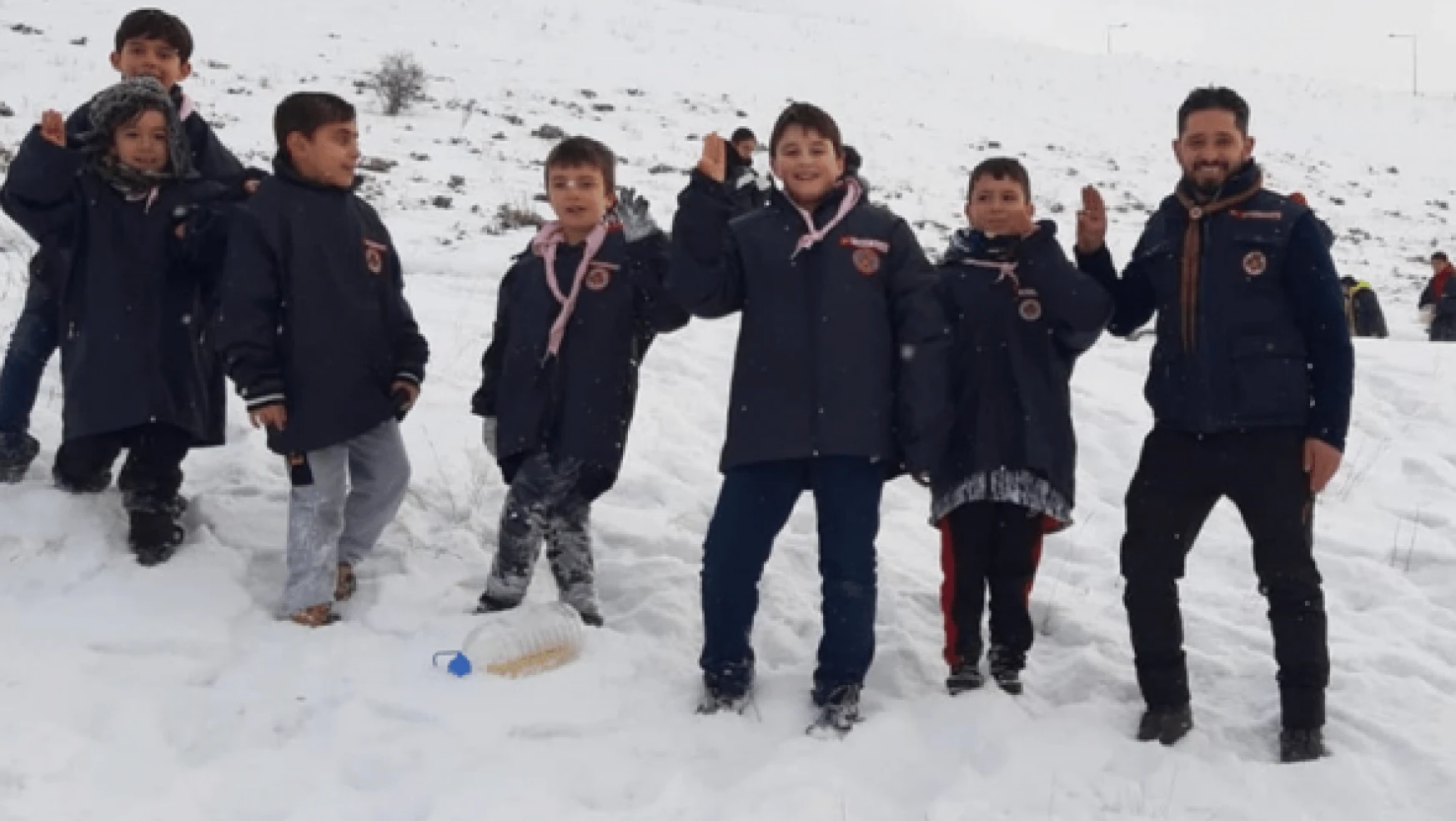 Erzurum'da minik izciler yaban hayvanlarını unutmadı