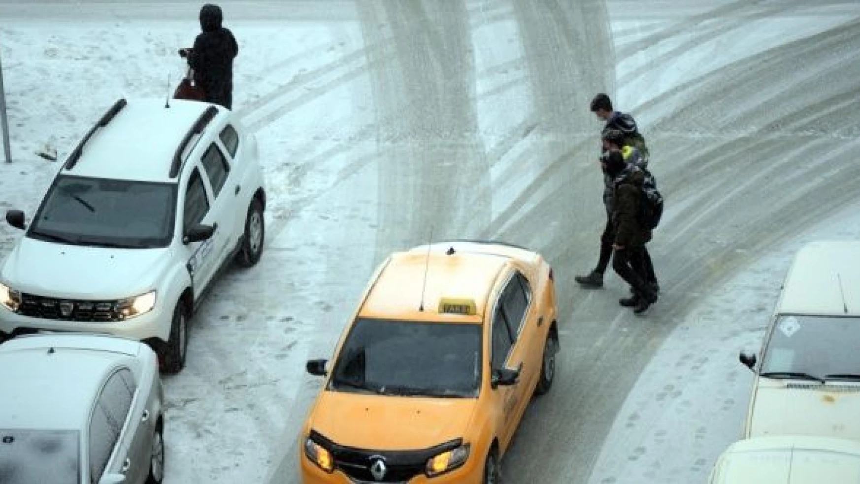 Erzurum ve Ardahan'da karla mücadele devam ediyor