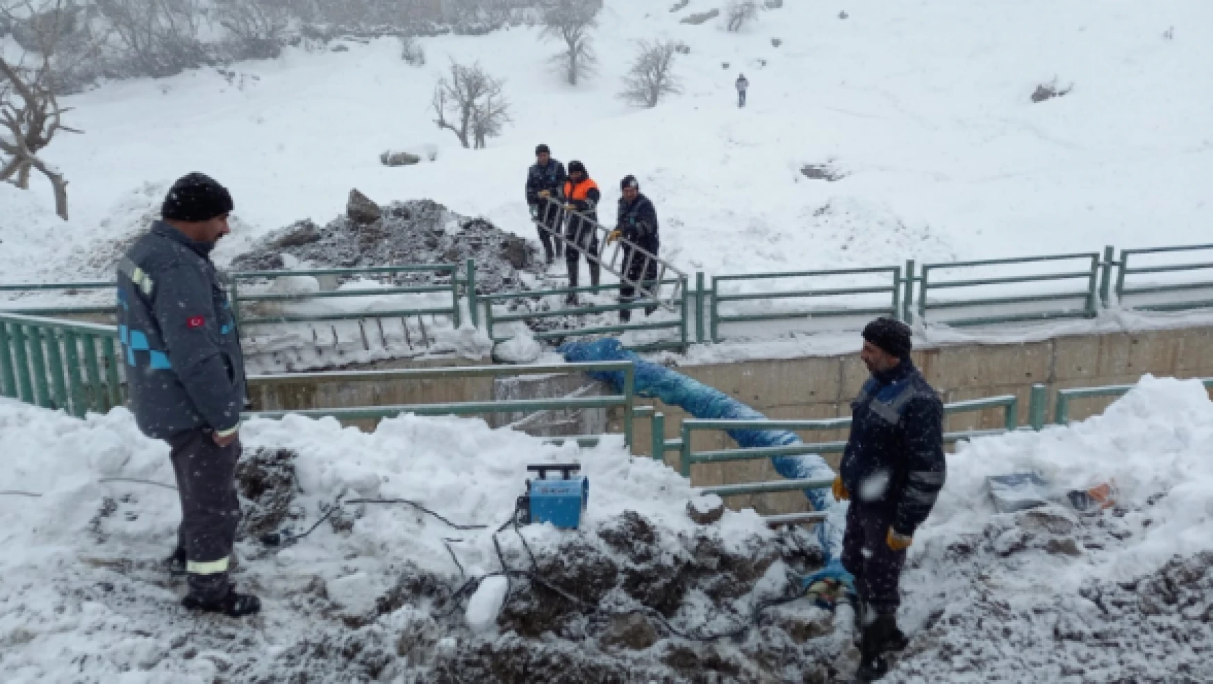 Hakkari'de buz tutan su şebekeleri onarılıyor