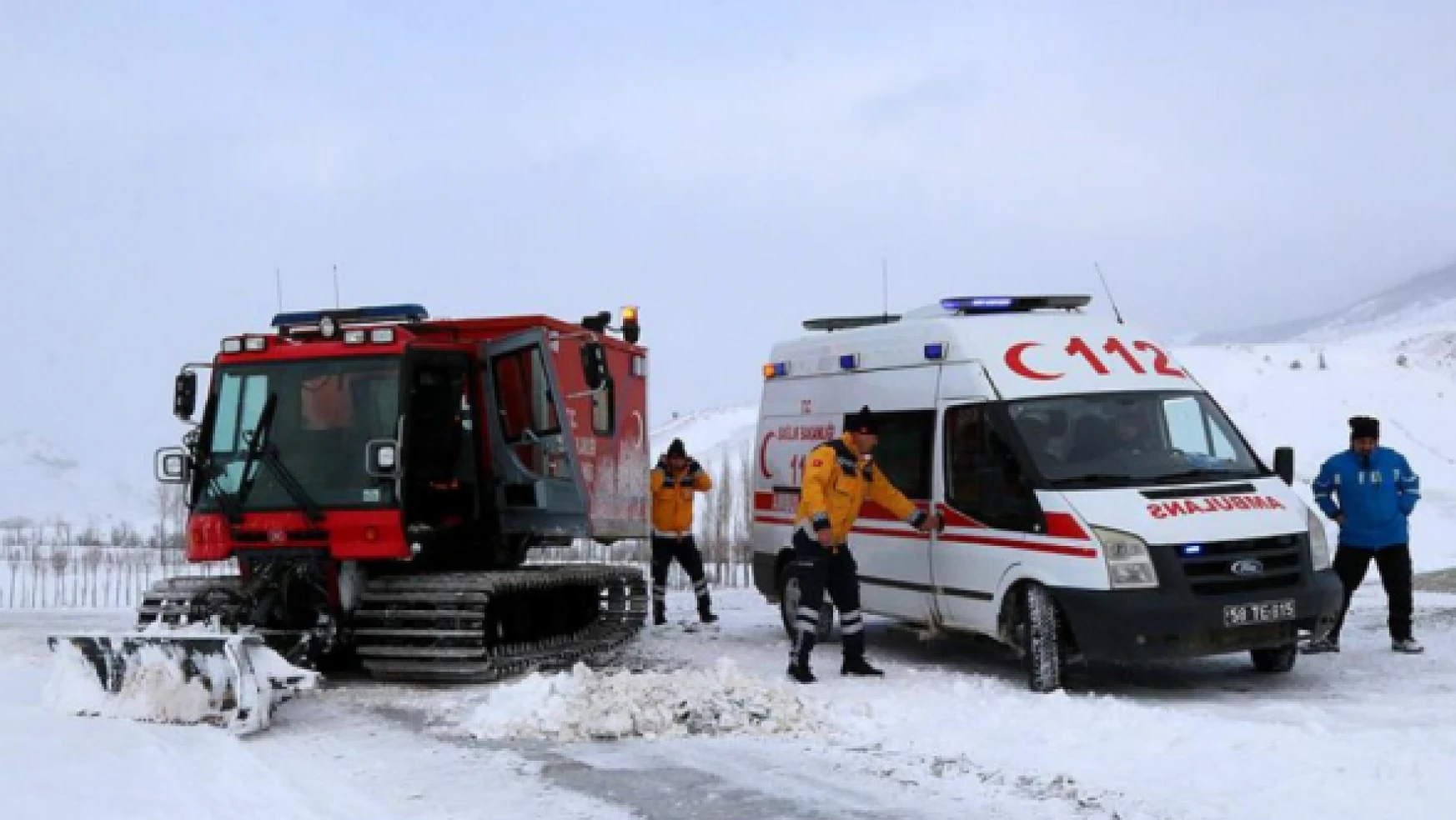 Hakkari'de fenalaşan hastanın yardımına paletli ambulans yetişti!