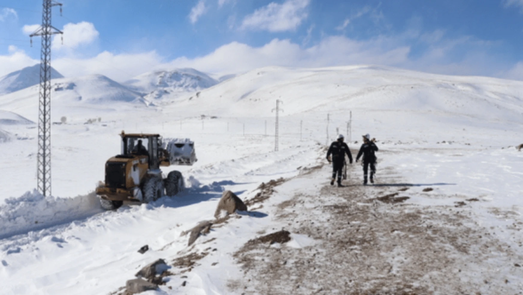 Iğdır'da kardan kapanan köy yolları açıldı