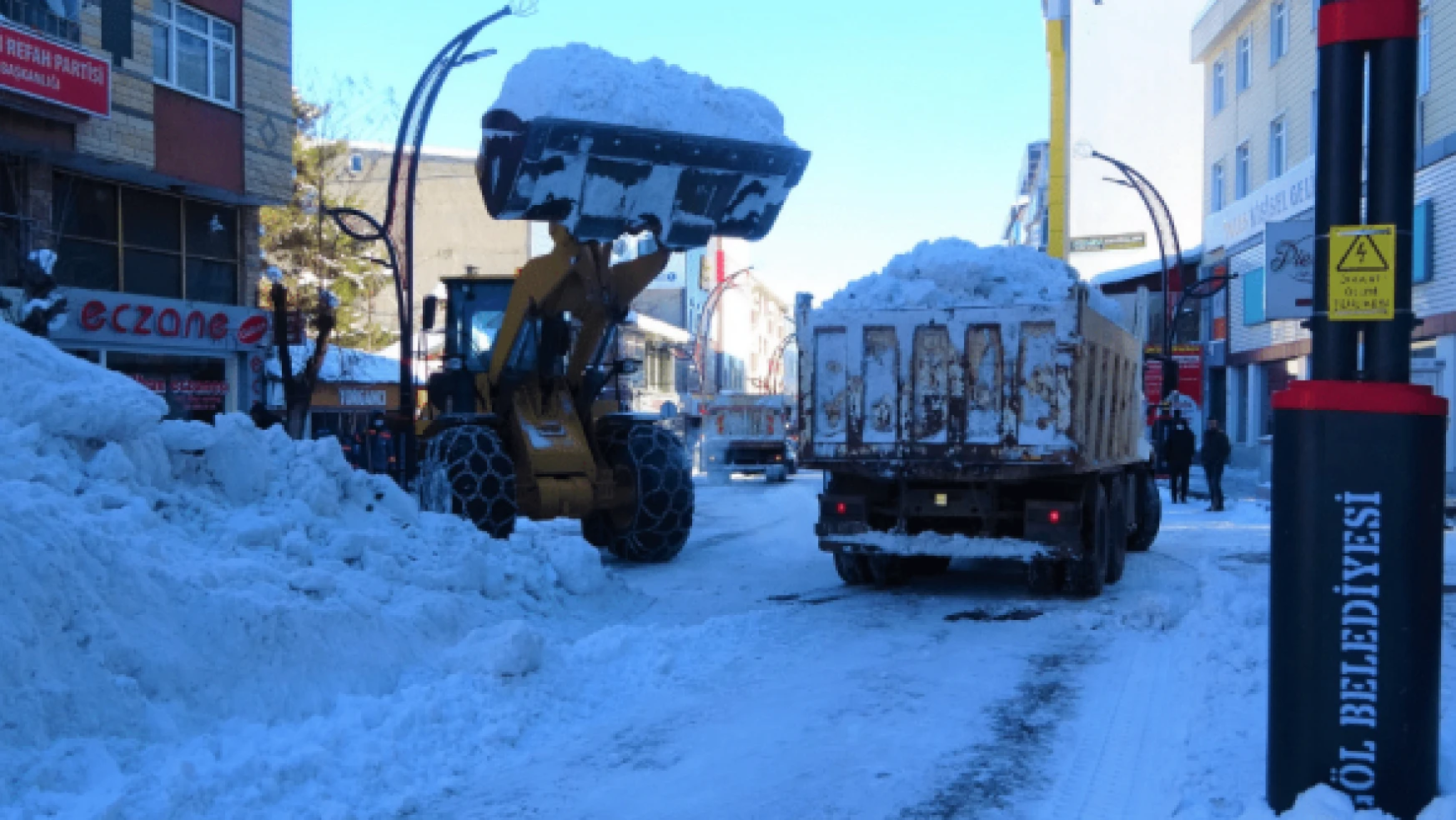 İnsan boyunu aşan kar, kamyonlarla şehir dışına taşındı