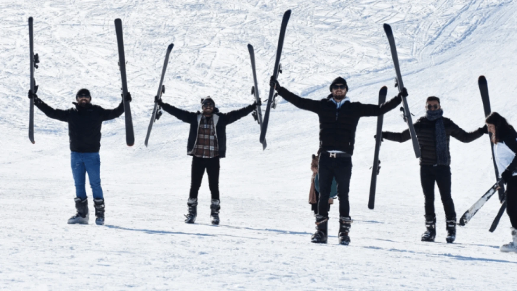 'Kar kenti'nde öğrencilere kayak eğitimi