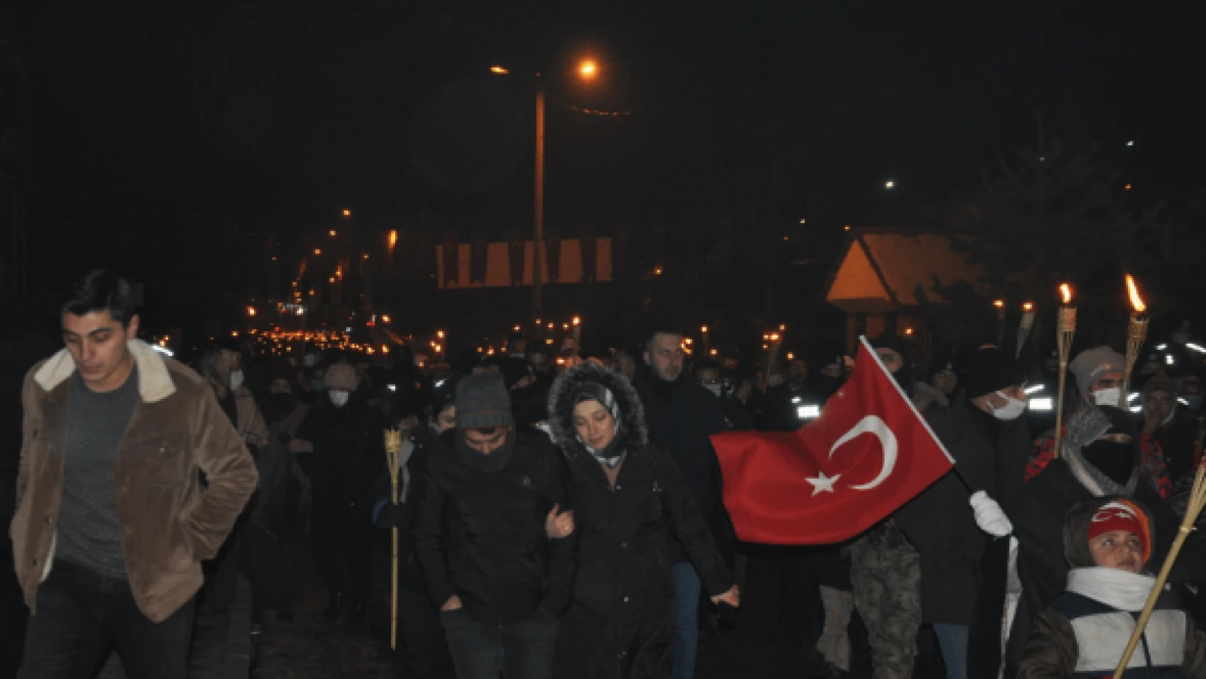 Kars'ta 10 bin kişi Sarıkamış şehitlerini anmak için meşaleyle yürüdü