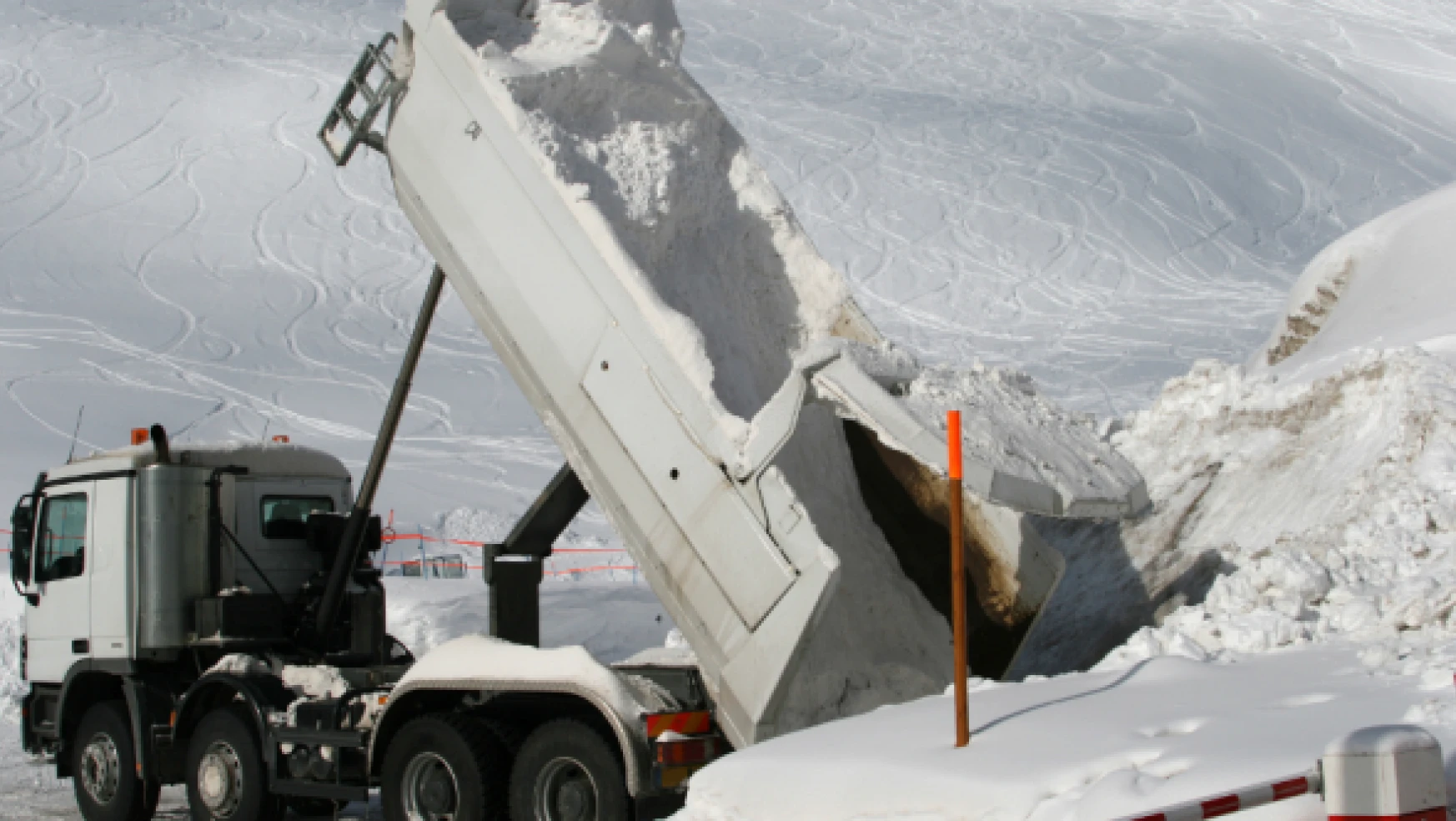 Kars'ta biriken karlar kamyonlarla şehir dışına taşınıyor!