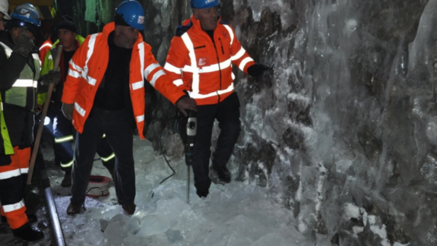 Kars'ta demir yolu çalışanları buz ve soğukla mücadele ediyor