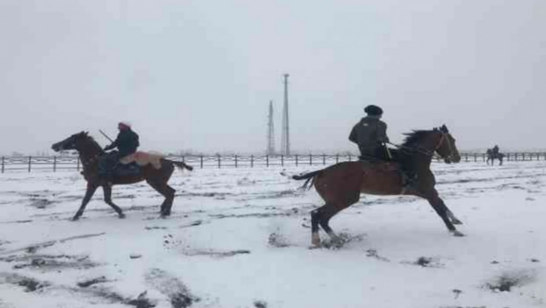 Kars'ta Rus rehberlere kar üstünde atlı cirit gösterisi sergilendi