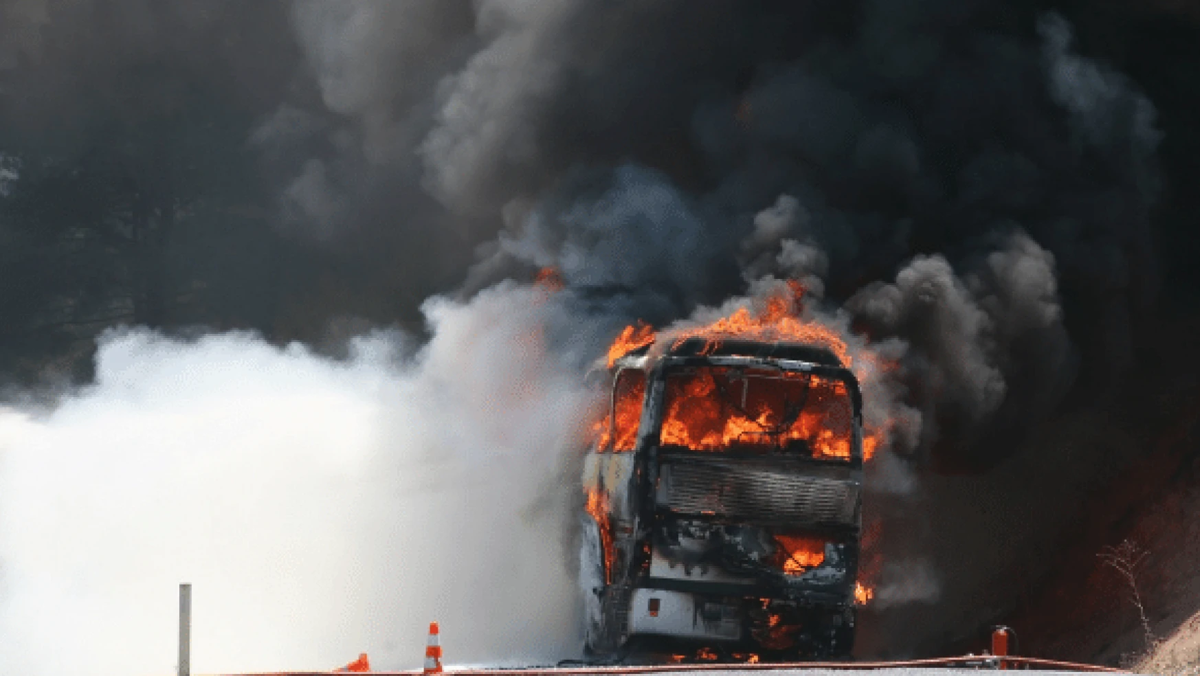 Kars'ta trafik kazasında araç alev aldı : 7 kişi yaralı