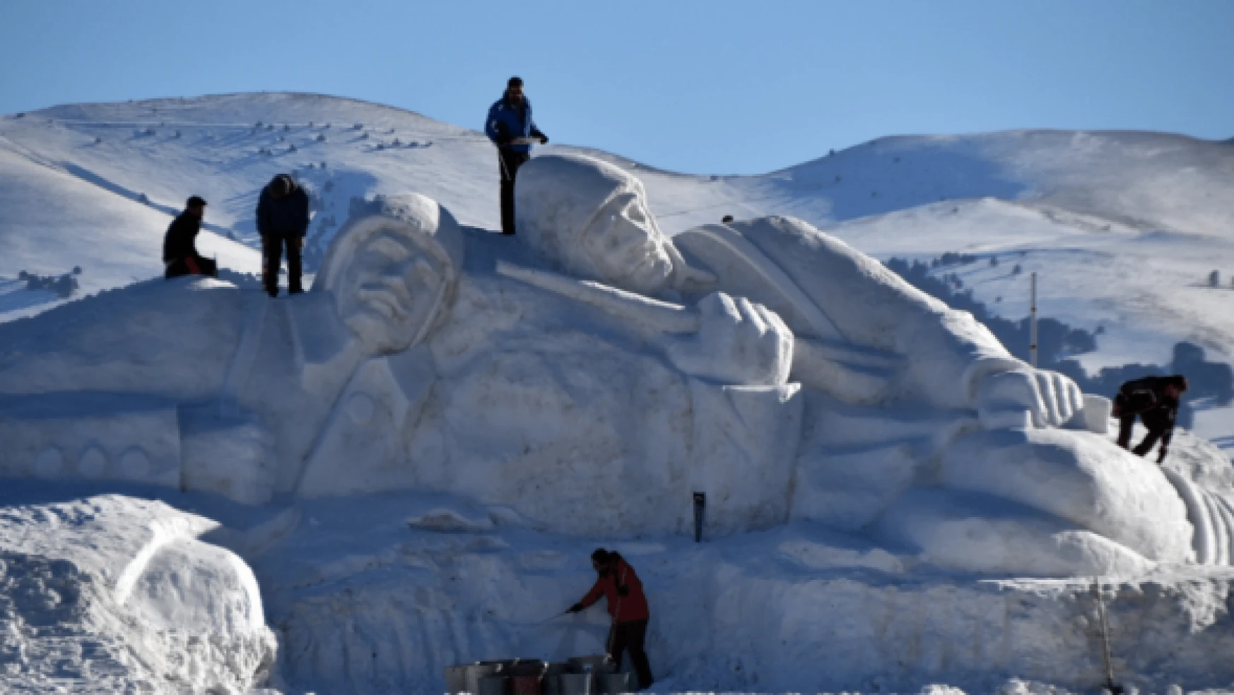 Kars'ta yapılan kardan heykeller tamamlandı