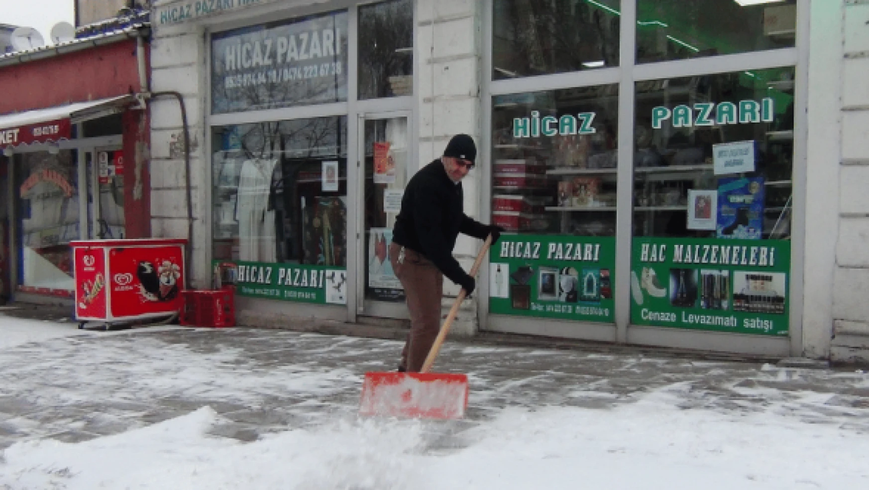 Kars'ta vatandaşların kar mesaisi başladı