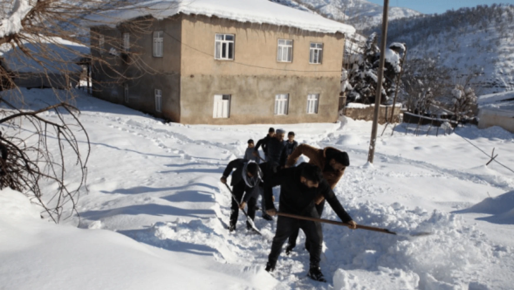 Köylerde imece usulü karla mücadele ediliyor