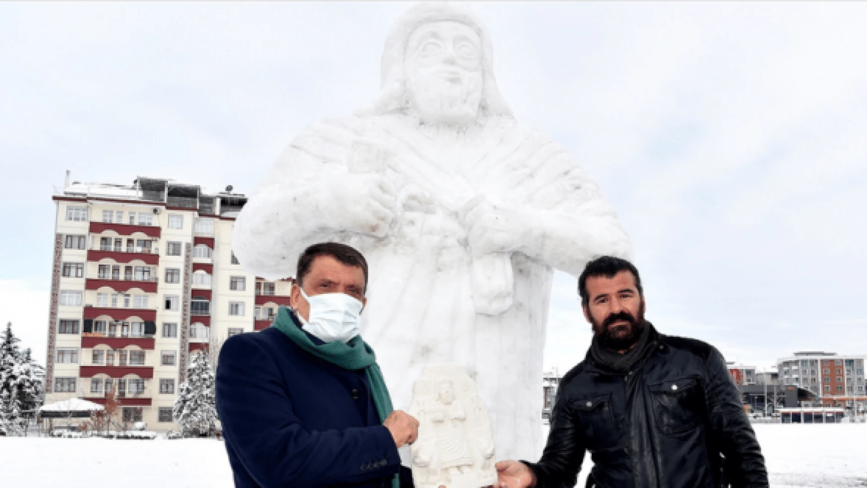 Kral Tarhunza'nın kardan heykeli yapıldı