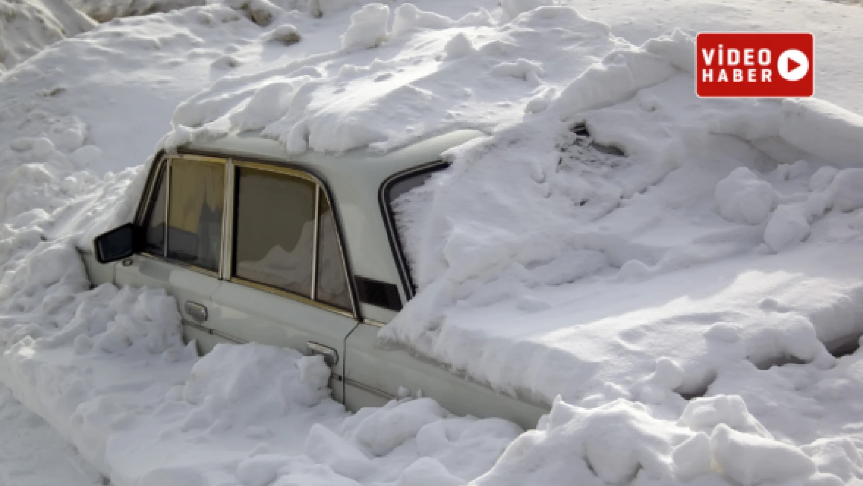 Malatya'da 5 metre kar altında kalan otomobil böyle çıkarıldı