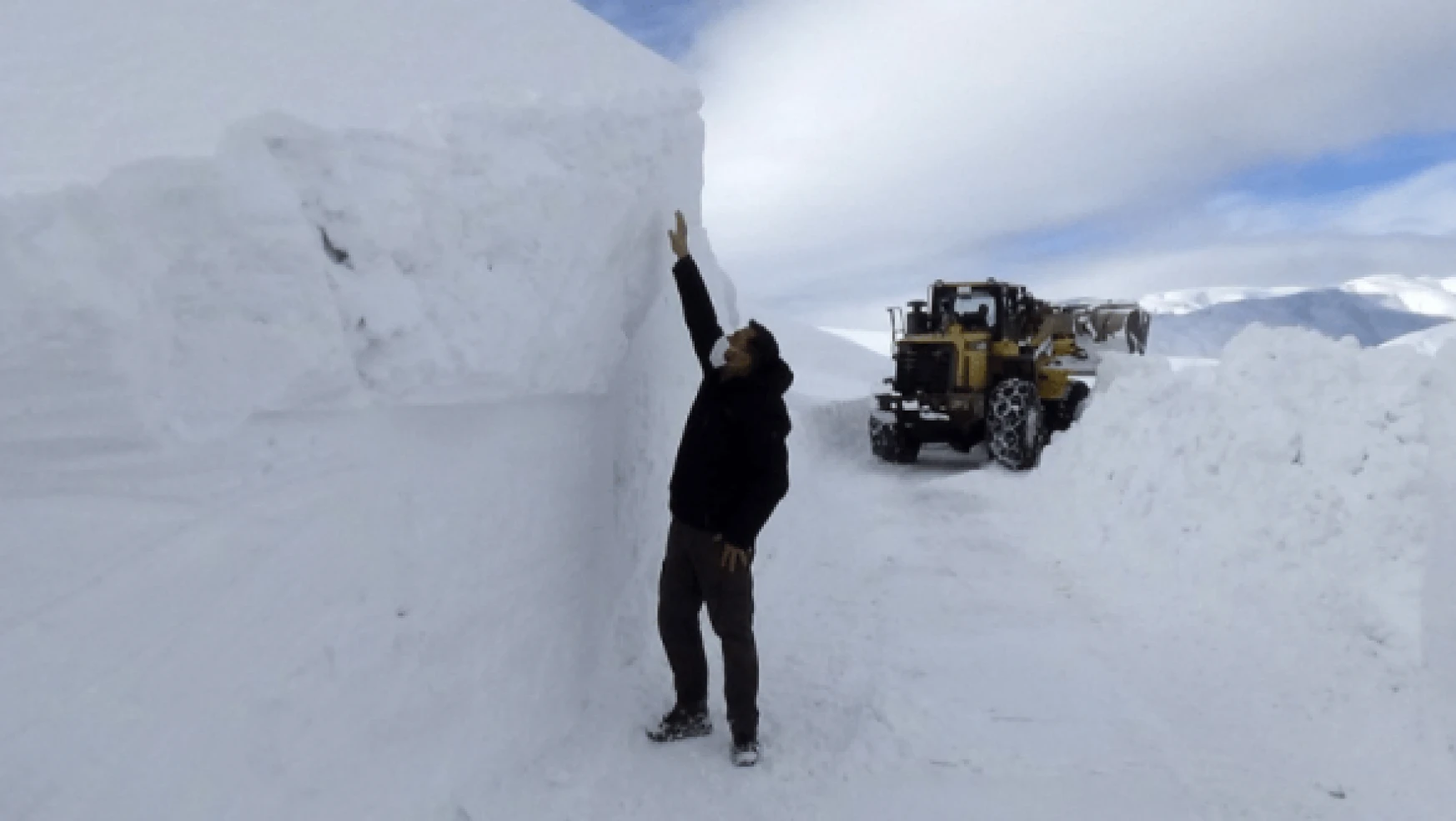 Muş'un dağ köylerinde karla mücadele çalışmaları sürüyor