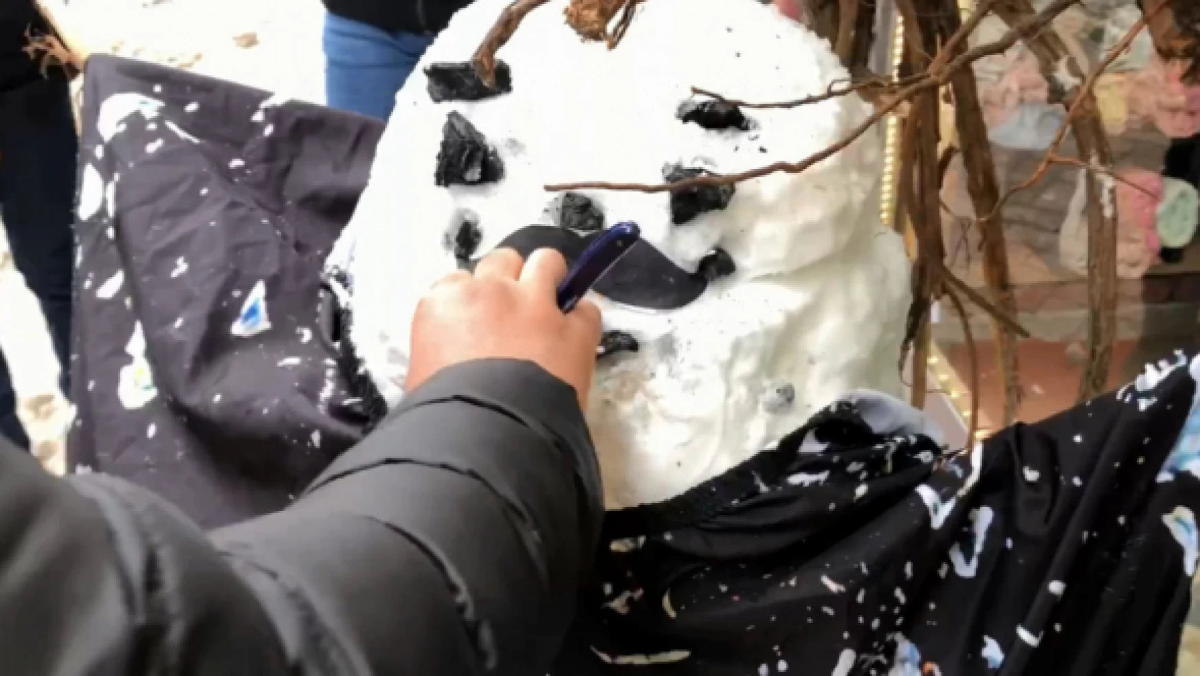 Müşteri bulamayan berber kardan adamı tıraş etti