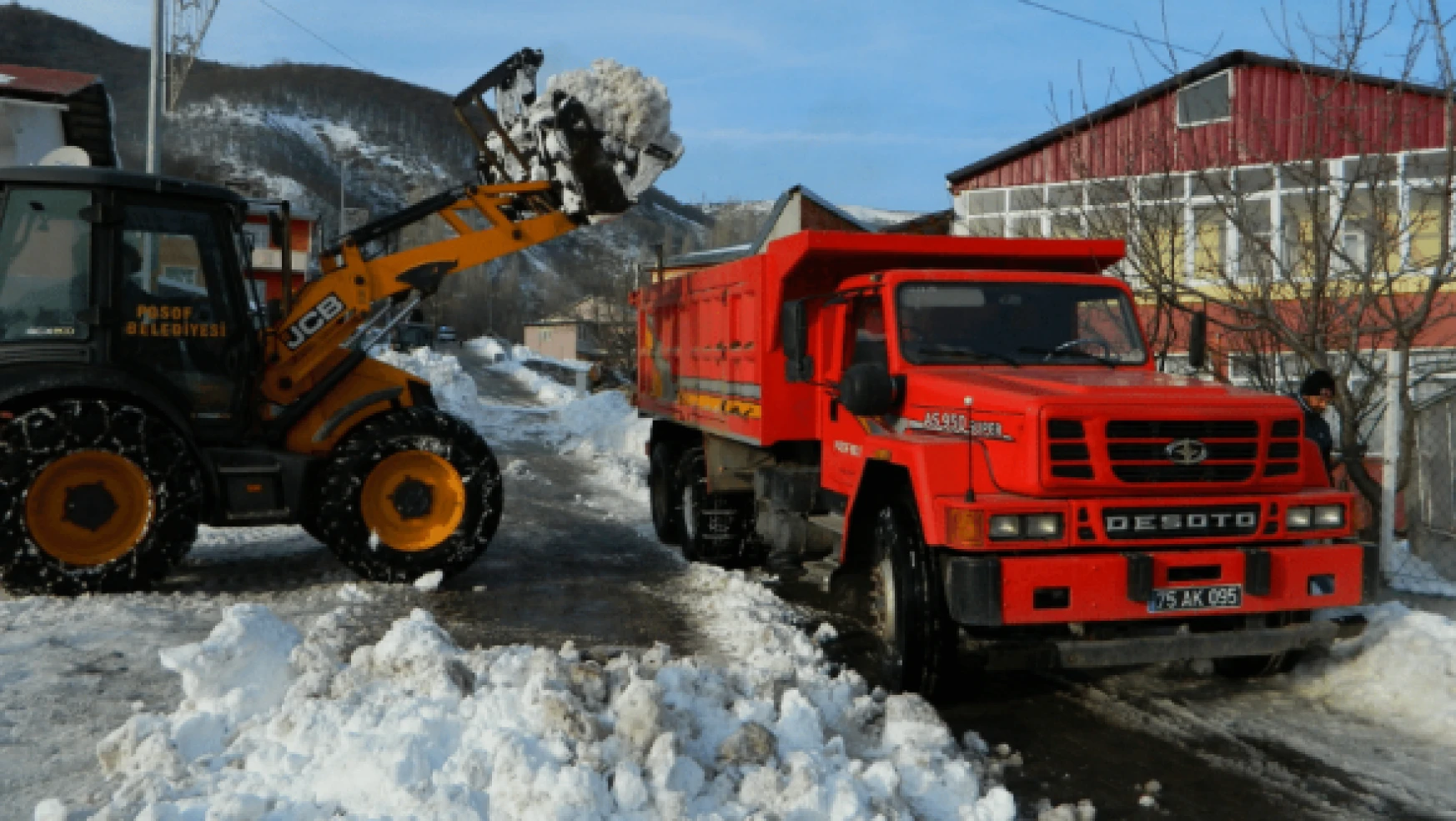 Posof Belediyesi'nin kar çalışması devam ediyor