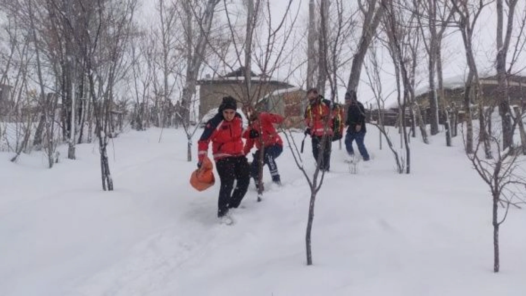 Muş'ta ekipler, karda mahsur kalan  hamile kadını sedyeyle 1 kilometre taşıdı