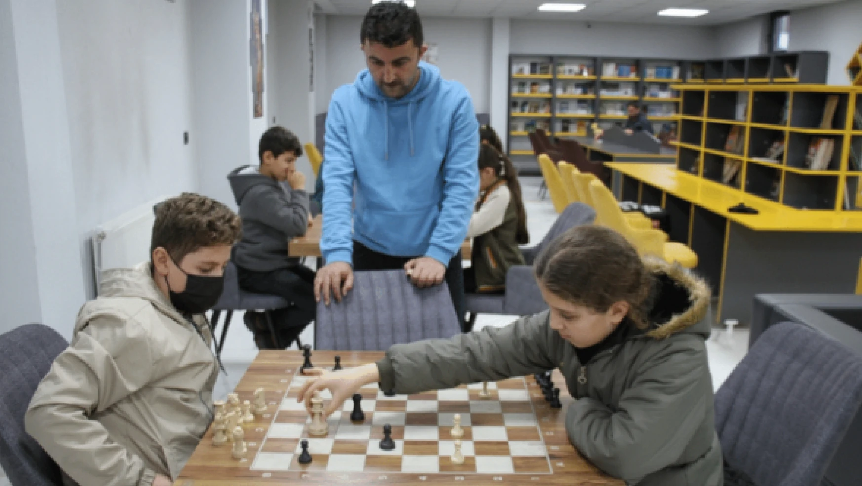 Şemdinlili çocuklar satranç turnuvasında yarışıyor
