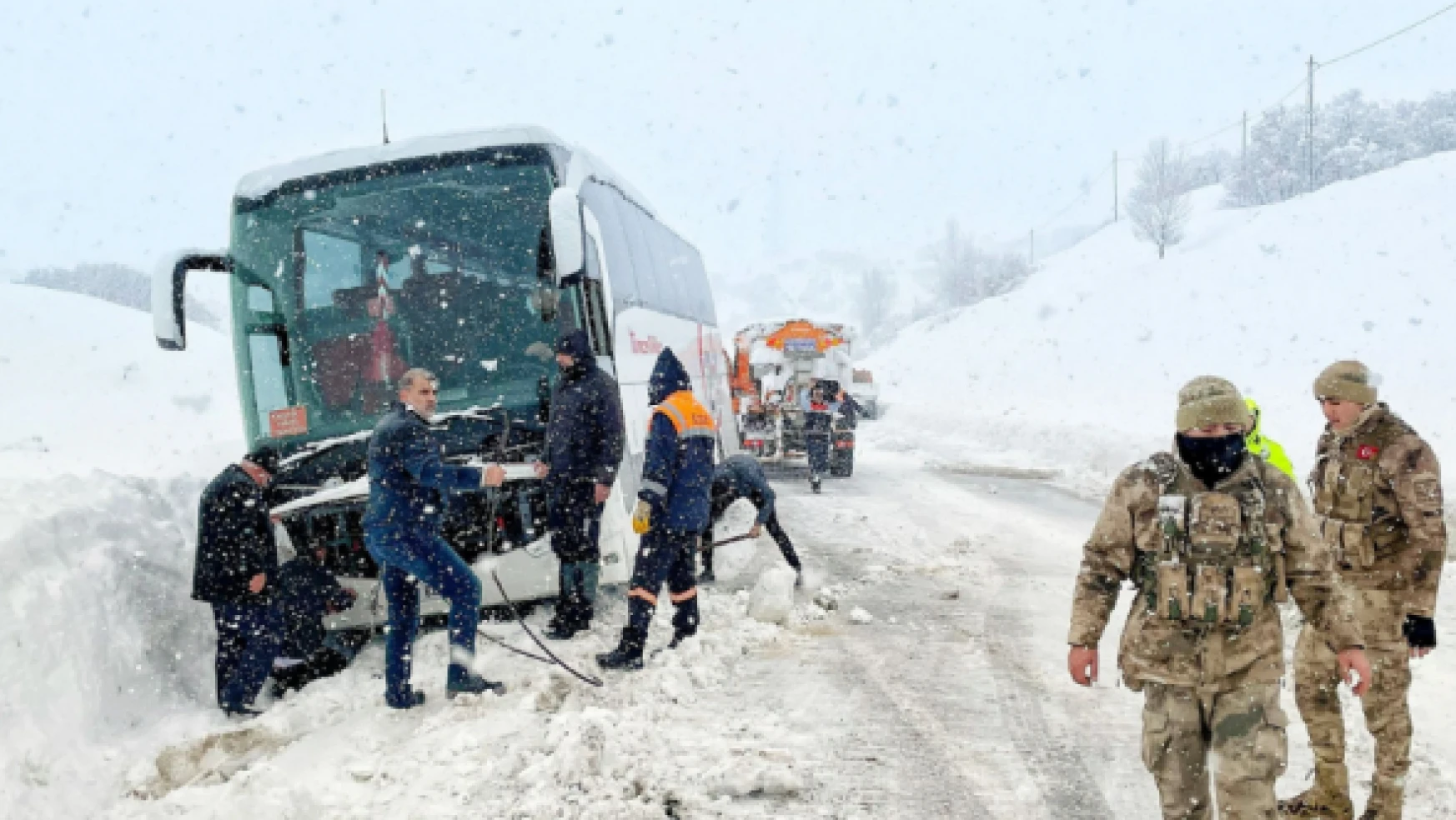 Tunceli'de kara saplanan yolcu otobüsü kurtarıldı