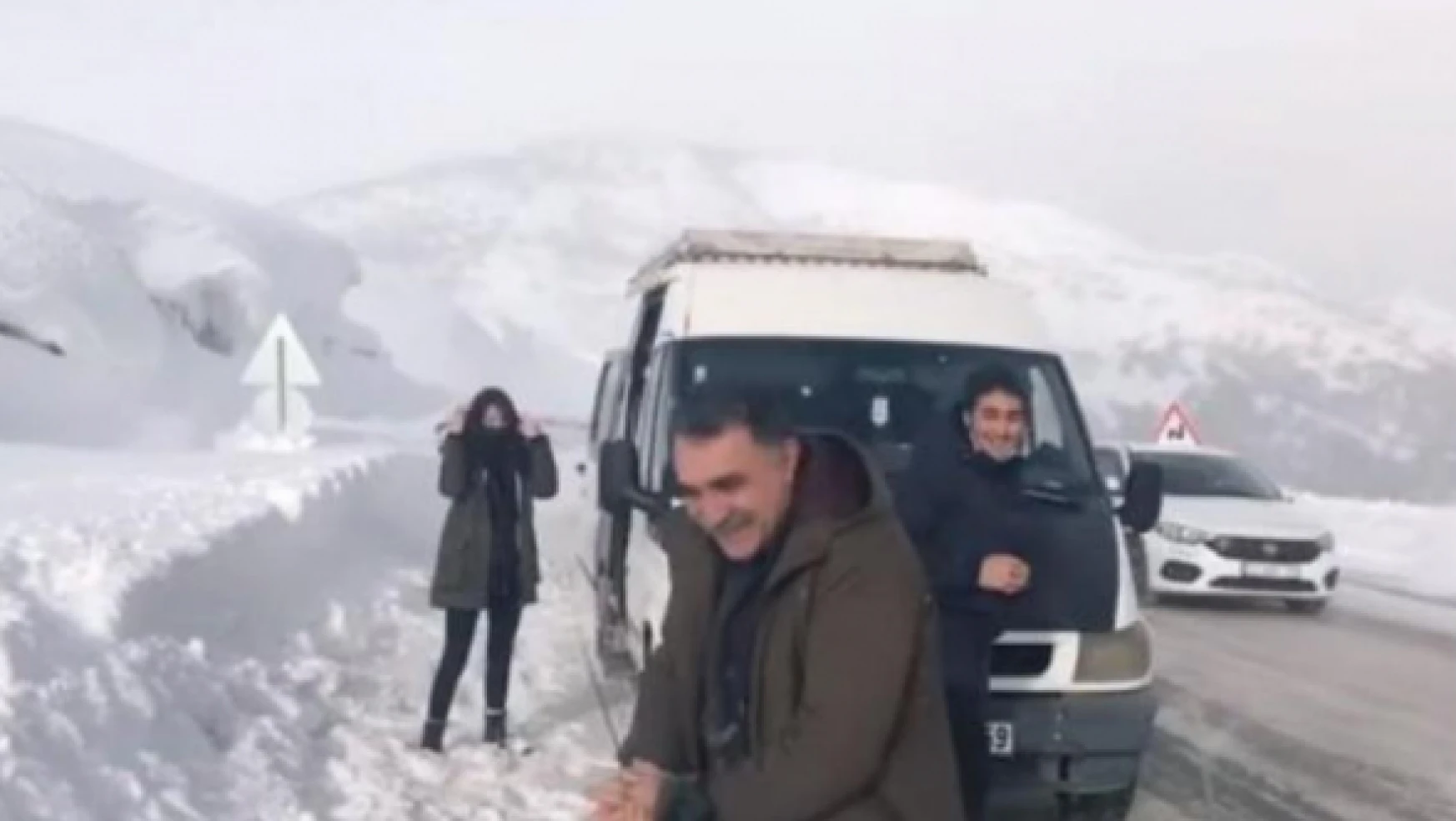 Türk halk müziği sanatçısı Erdal Erzincan karın tadını böyle çıkardı