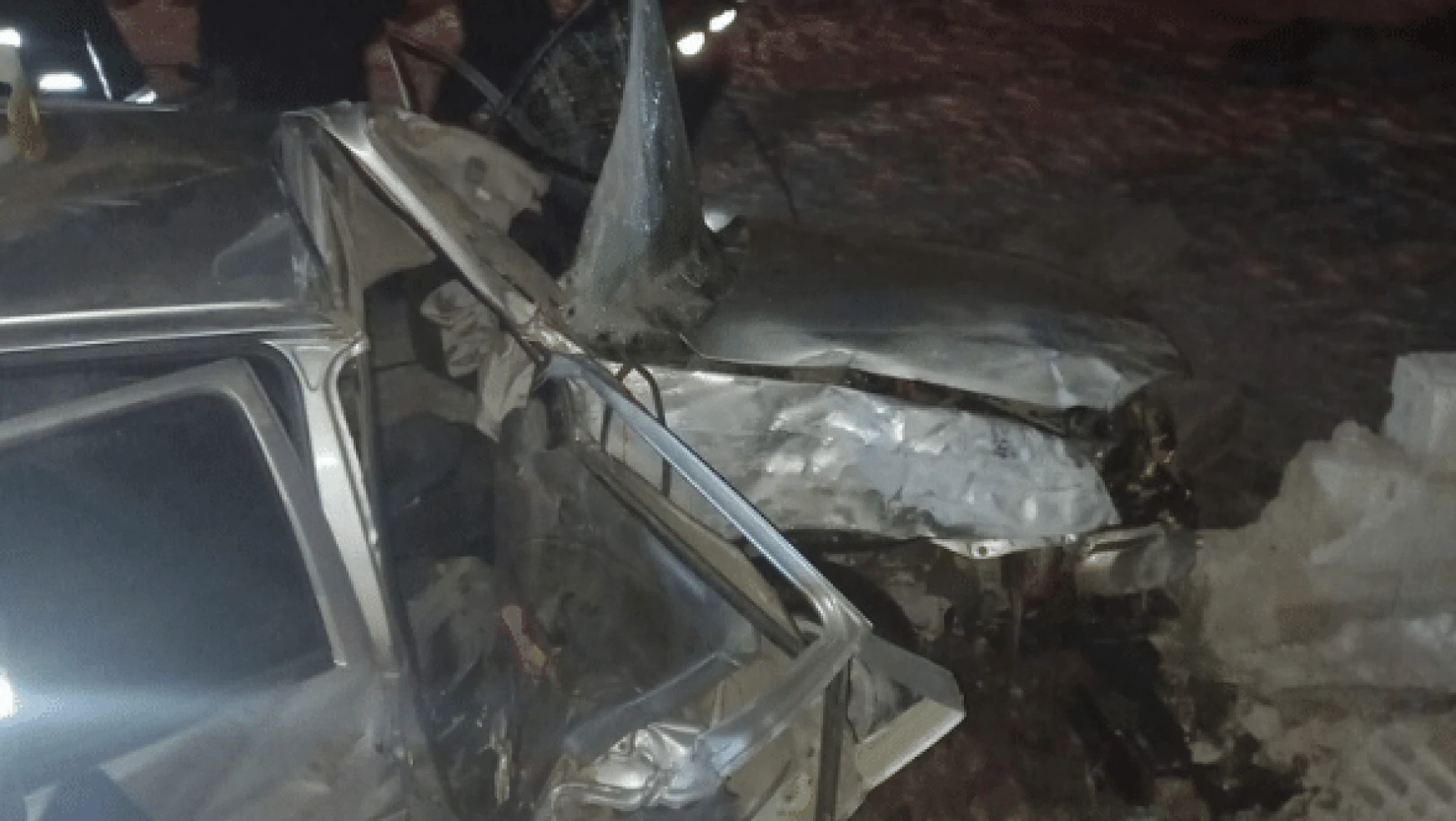 Van'da bir otomobil duvara girdi : 2 ölü