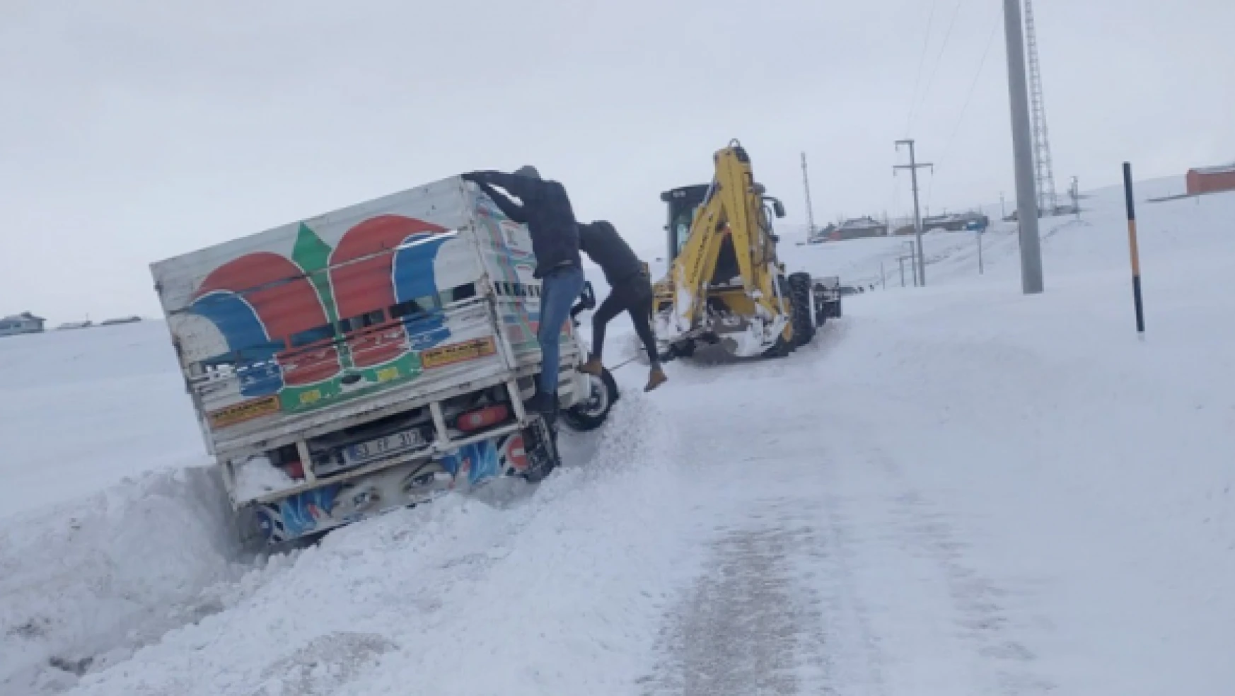 Van'da karda mahsur kalan vatandaş için belediye ekipleri seferber oldu