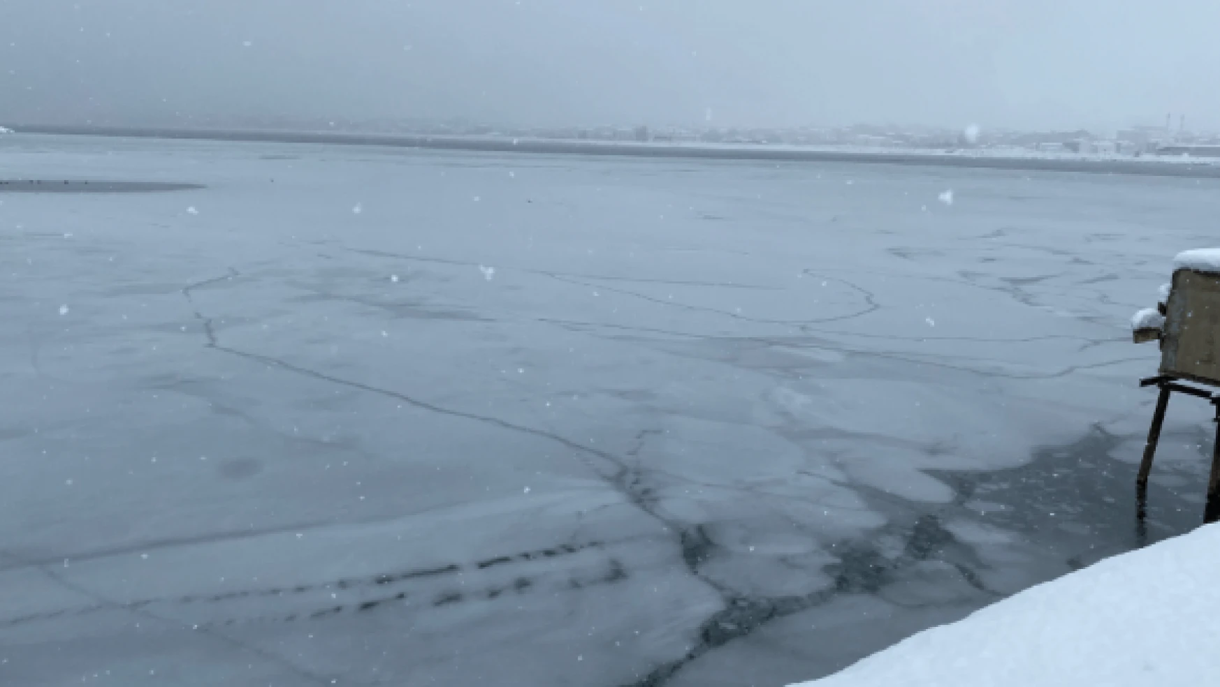 Van Gölü kıyıları dondu