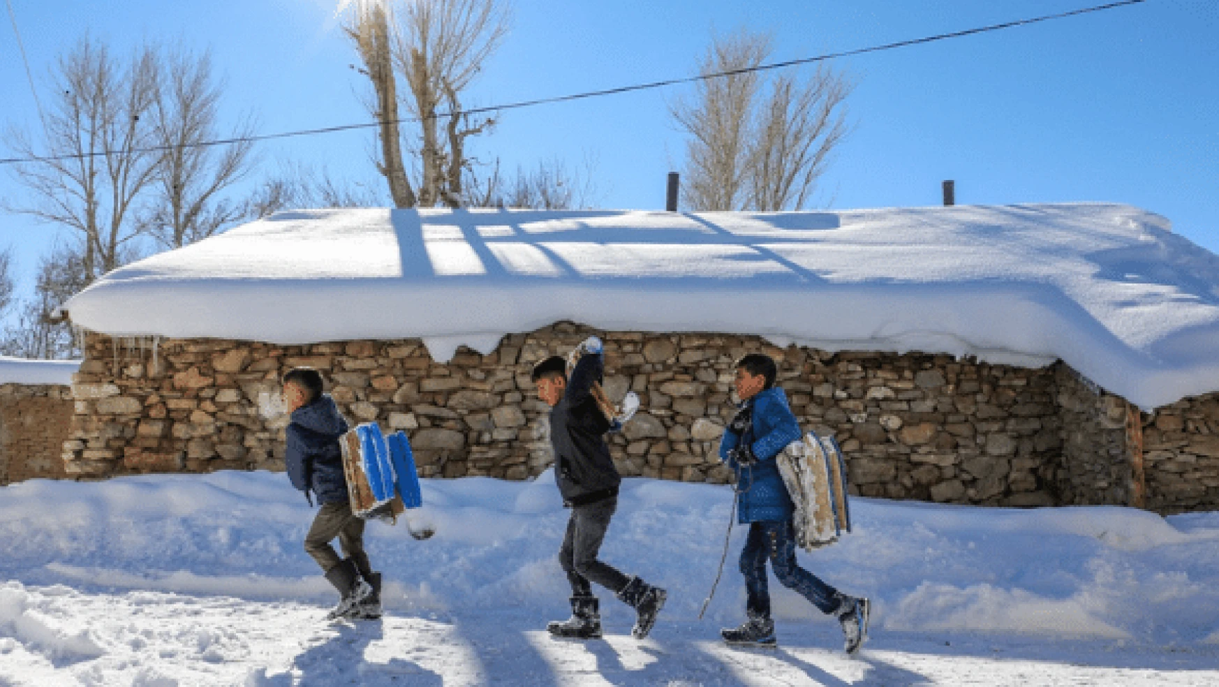 Van'ın Özalp ve Saray ilçelerinde eğitime kar engeli