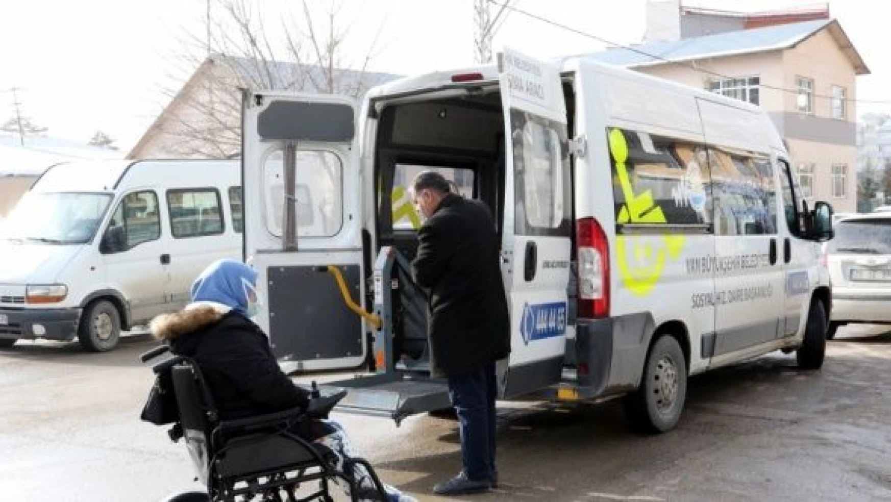 Van'da engelli öğrenciyi sınavına belediye ekibi götürdü