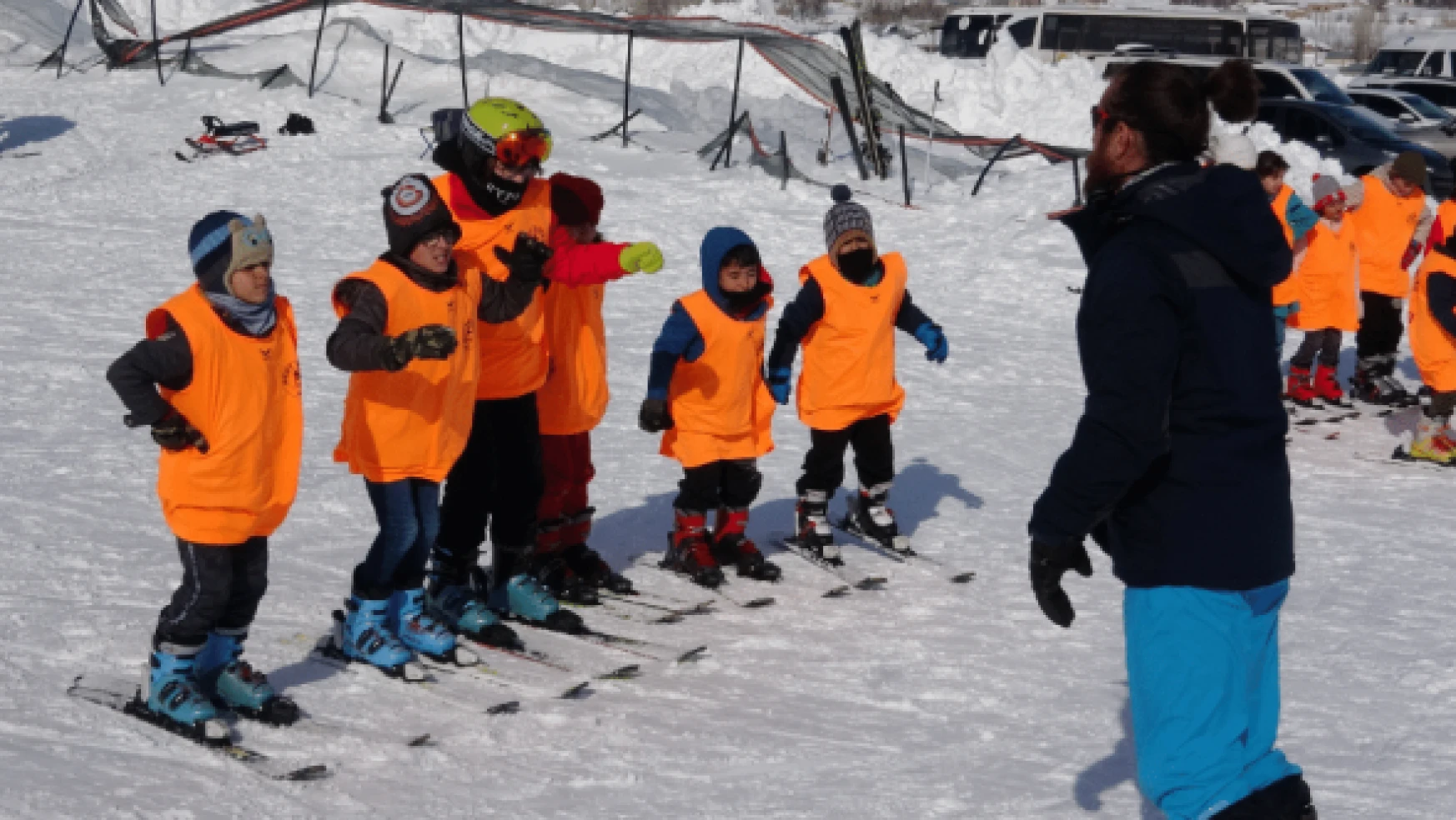 Vanlı çocuklar kayakla tanıştı, karın tadını çıkardı