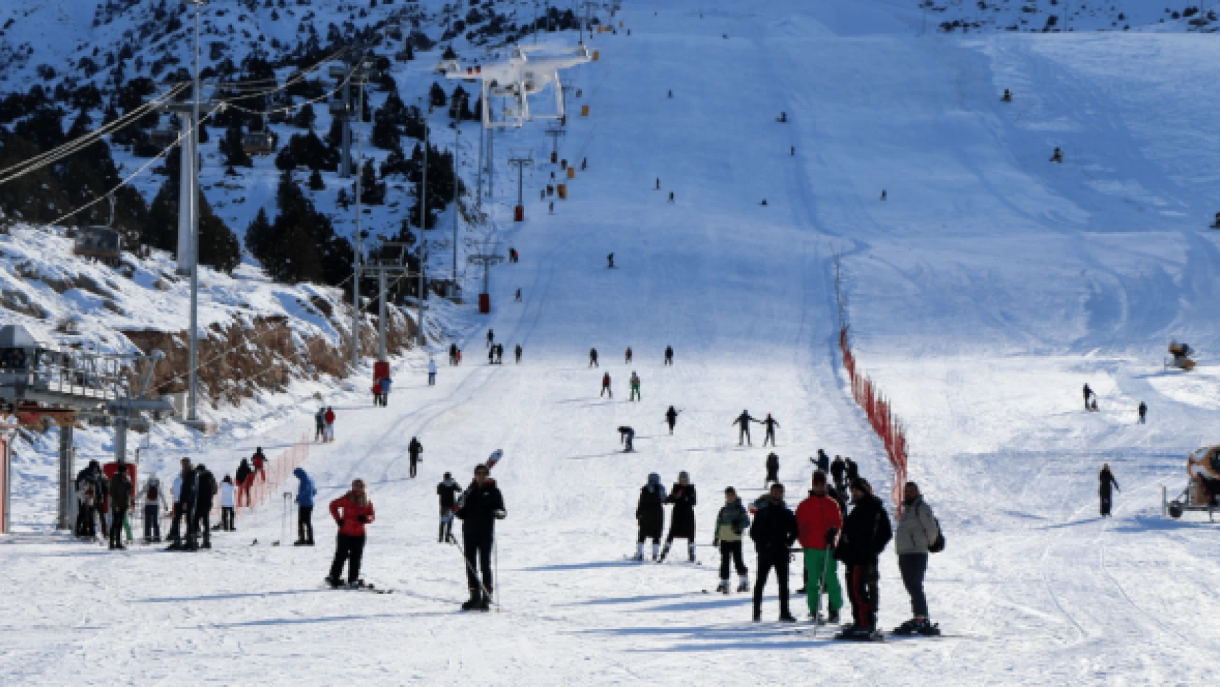 Vatandaş hafta sonu Ergan Dağı Kayak Merkezi 'ne akın etti