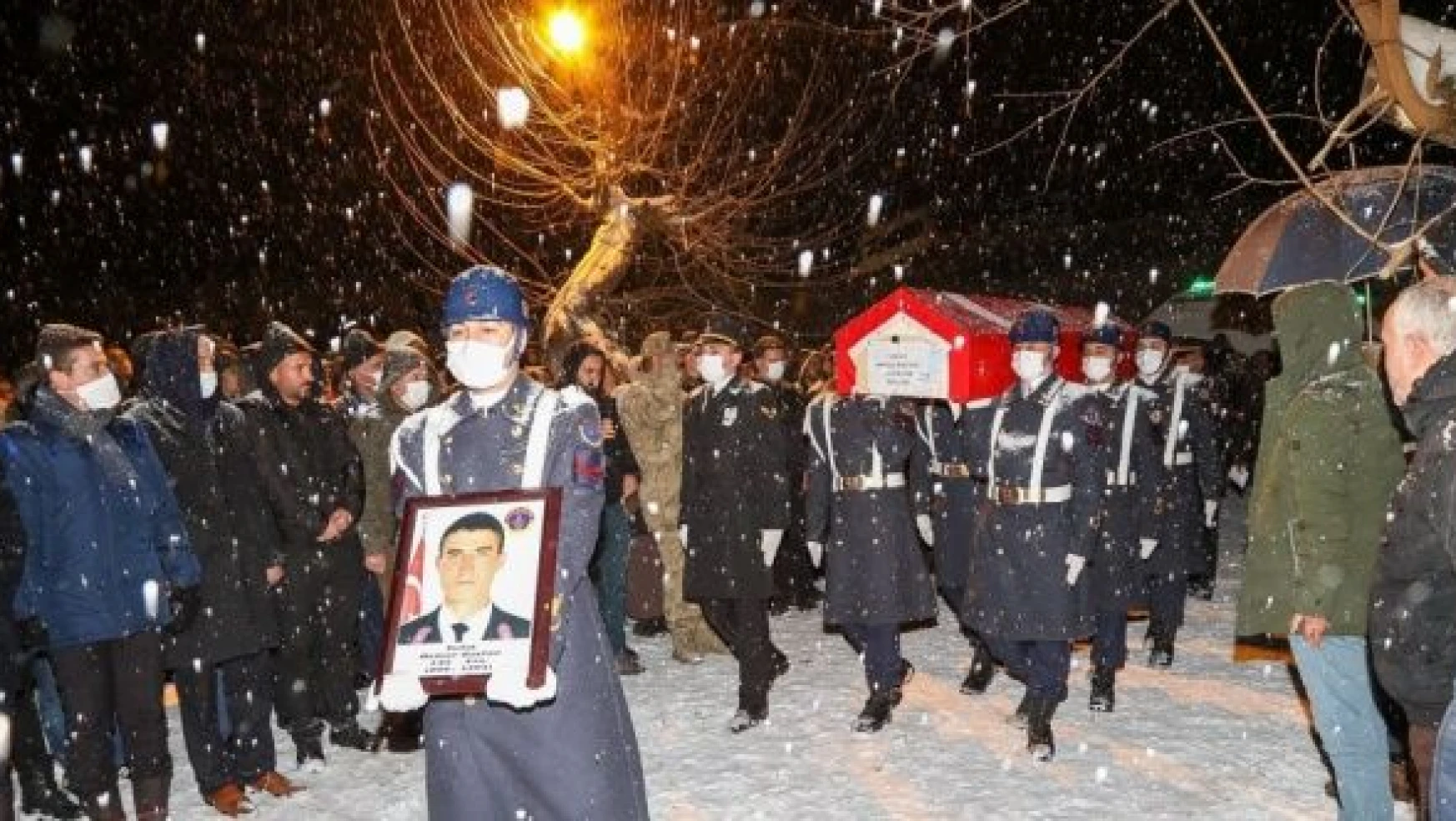 Yangında yaşamını yitiren jandarma Uzman Onbaşı Bingöl'de defnedildi