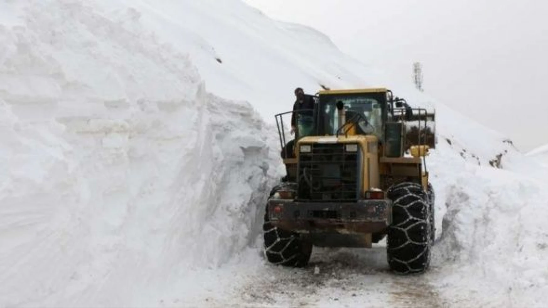 2 bin 500 rakımlı köy yolunda karla mücadele
