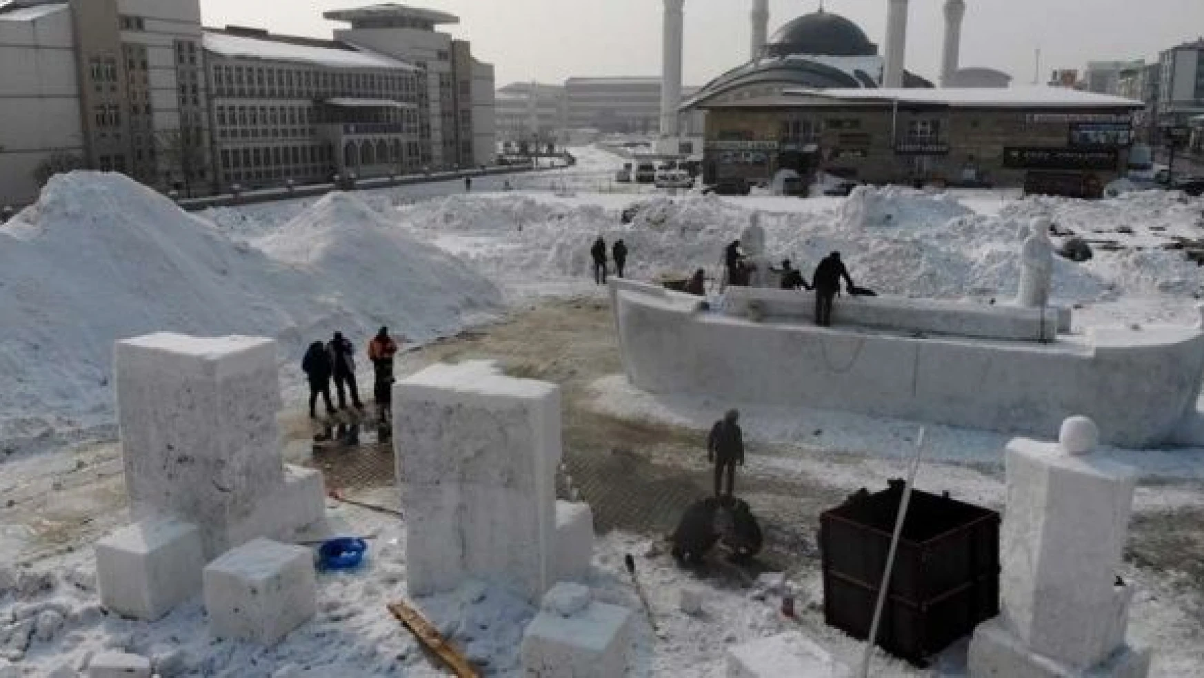 Ağrı'da kardan heykeller festivale renk katacak