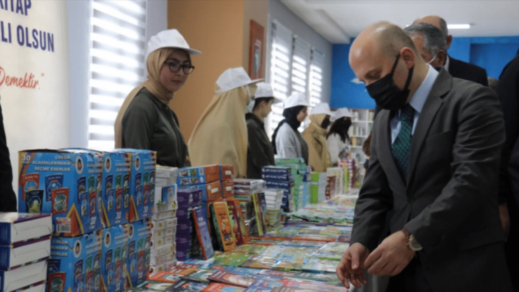 Ağrı'da 'kitap kurtları' için 650 bin kitap dağıtıldı