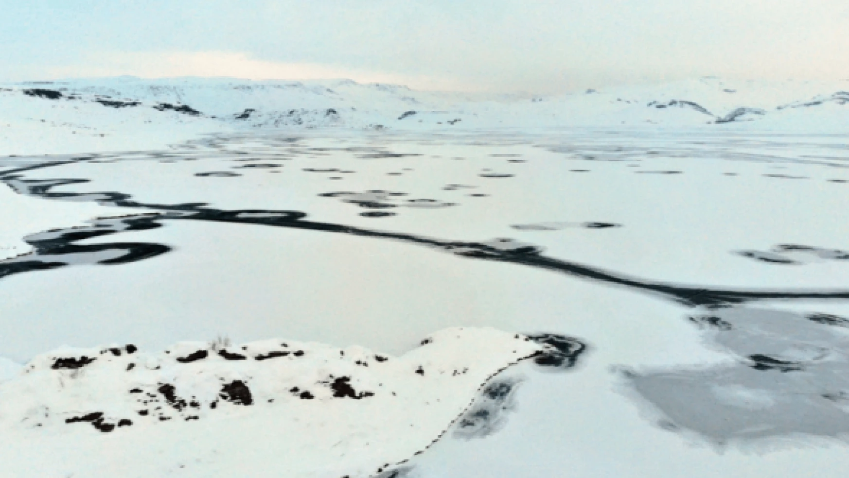 Ağrı'daki Yazıcı Barajı kar ve buzla kaplandı