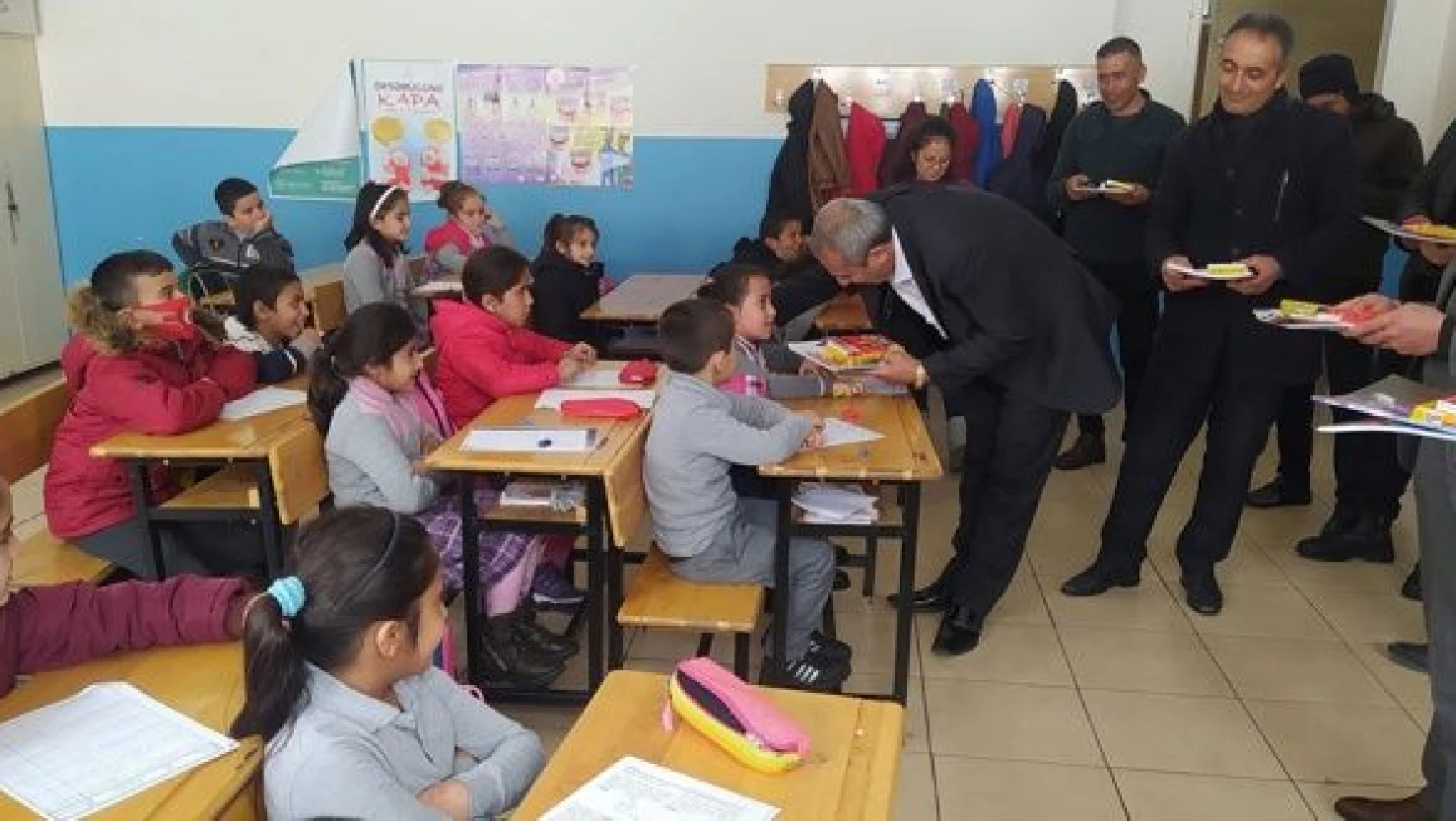 Başkan Demirci'den öğrencilere kırtasiye malzemesi desteği