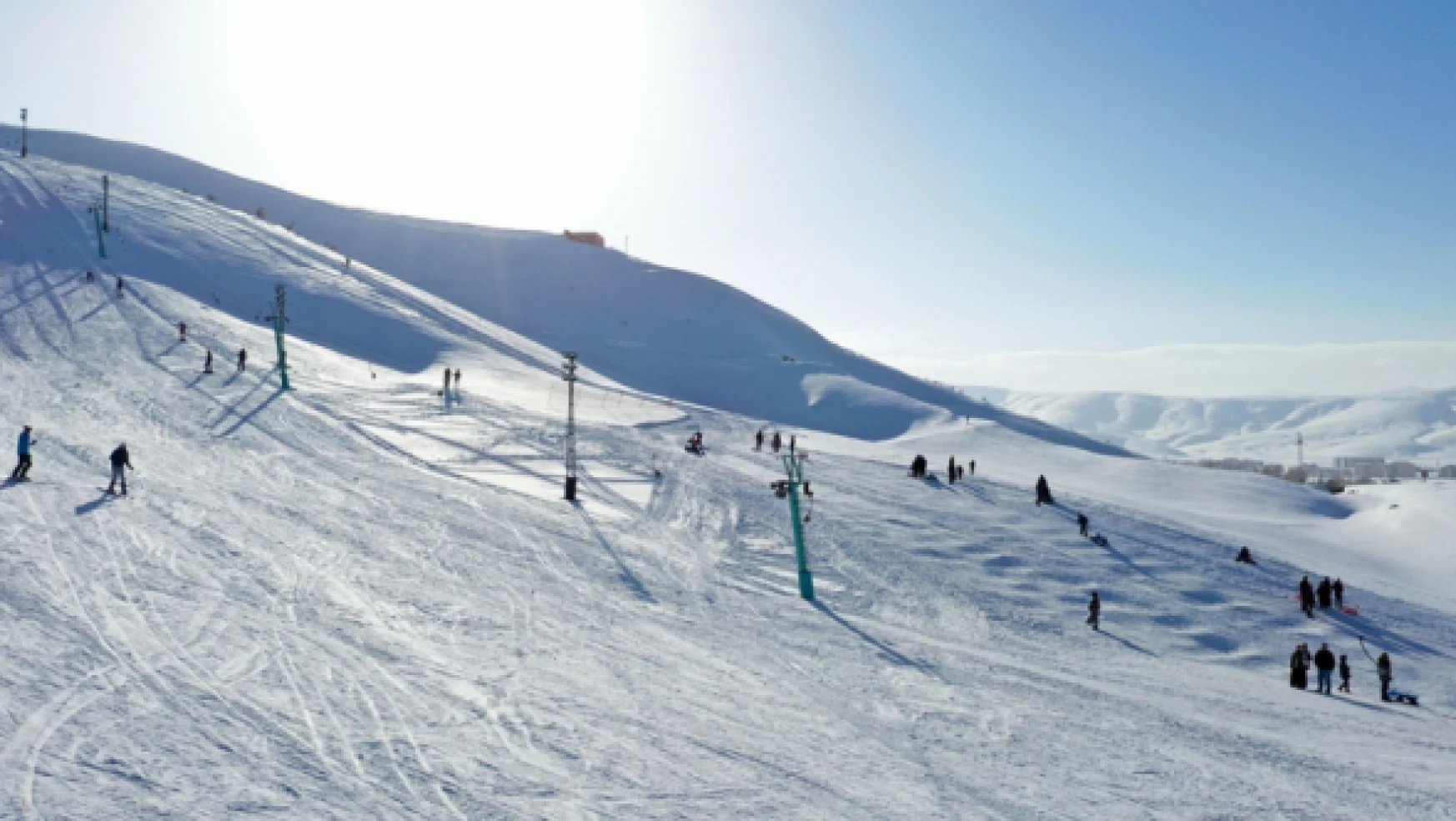 Bitlis'te El-Aman Hanı Kayak Merkezi'ne ziyaretçi akını!
