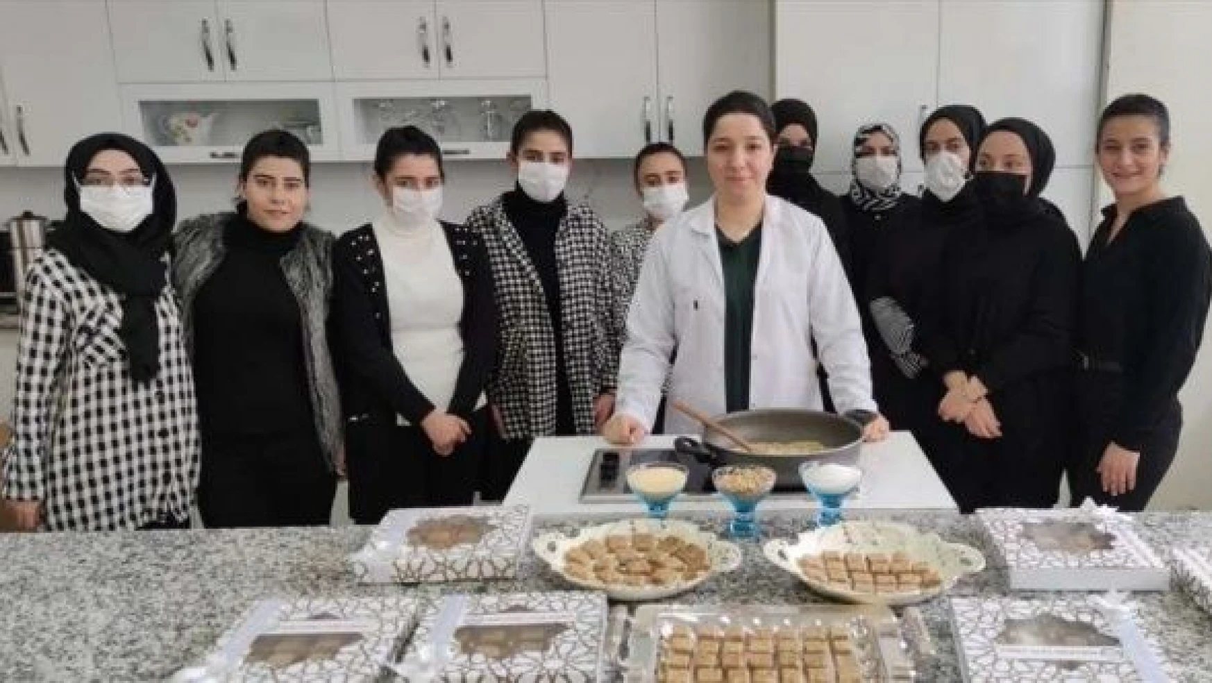 Bitlisli kadınlar ceviz ezmesi üretti