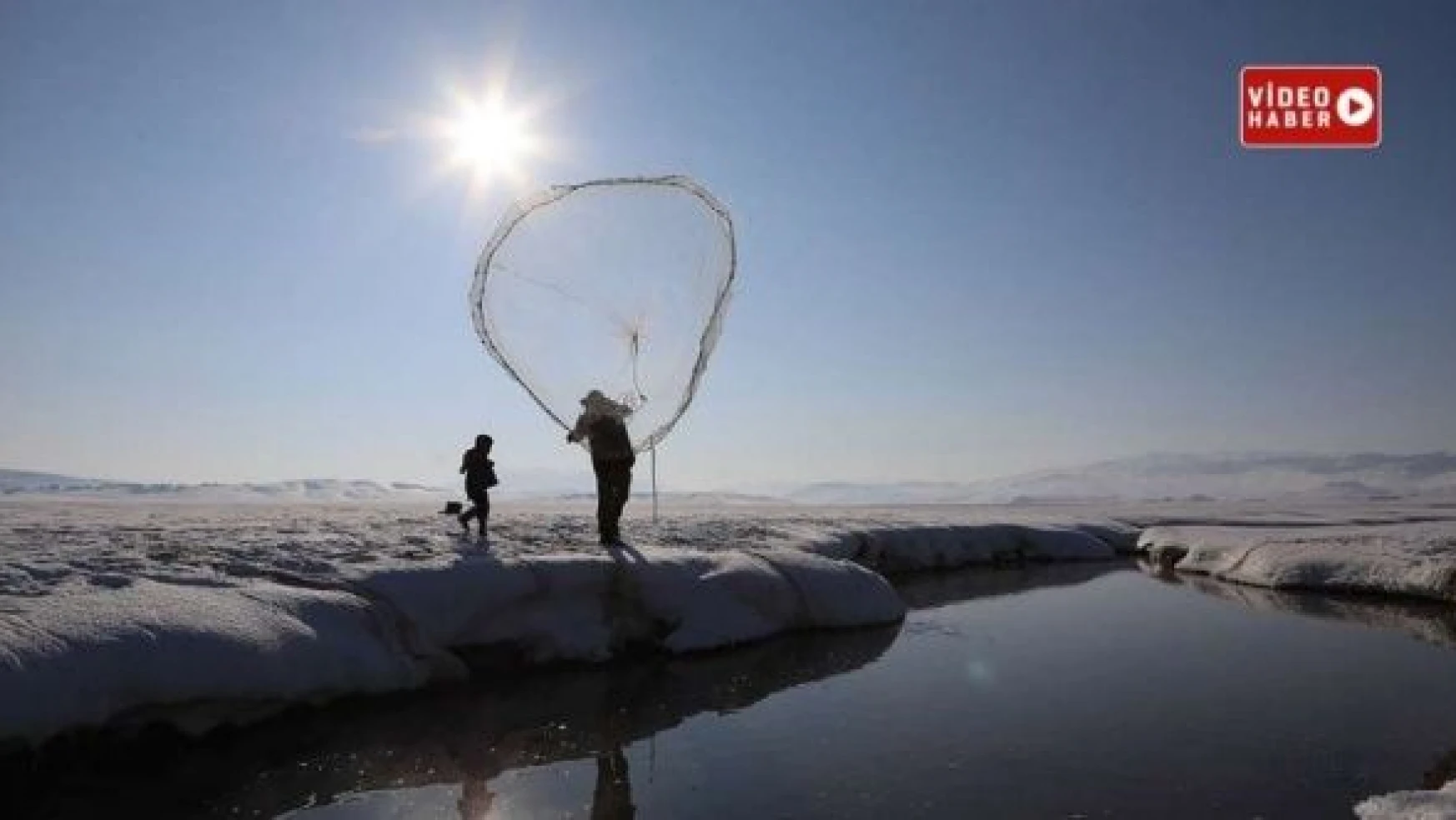 Buz tutan mendereslerde balık avcılığı devam ediyor