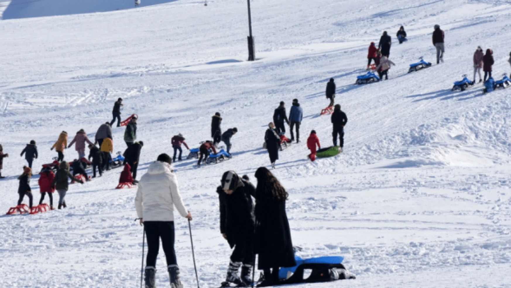 Çocuklar kayak merkezinde tatilin tadını çıkarıyor