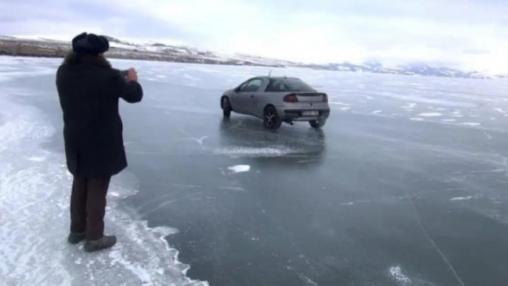 Donan Çıldır Gölü'nde sürücüler buza meydan okudu