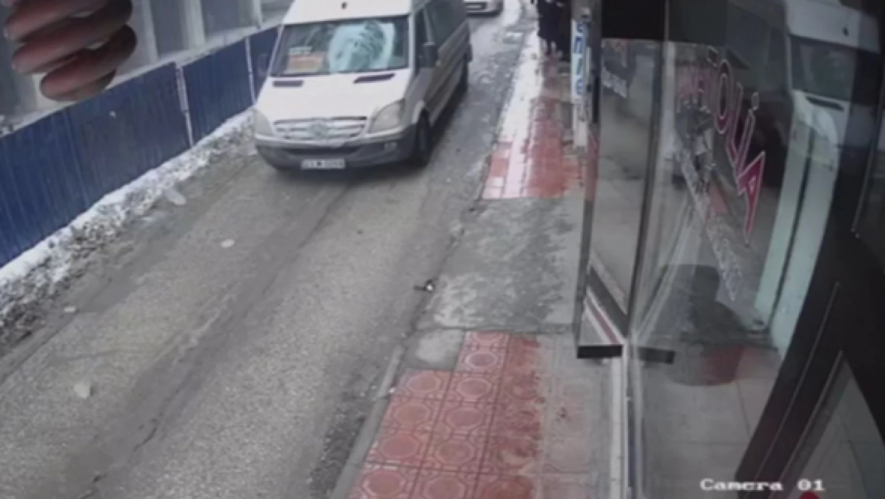 Elazığ'da buz kütlesi minibüsün üzerine düştü!