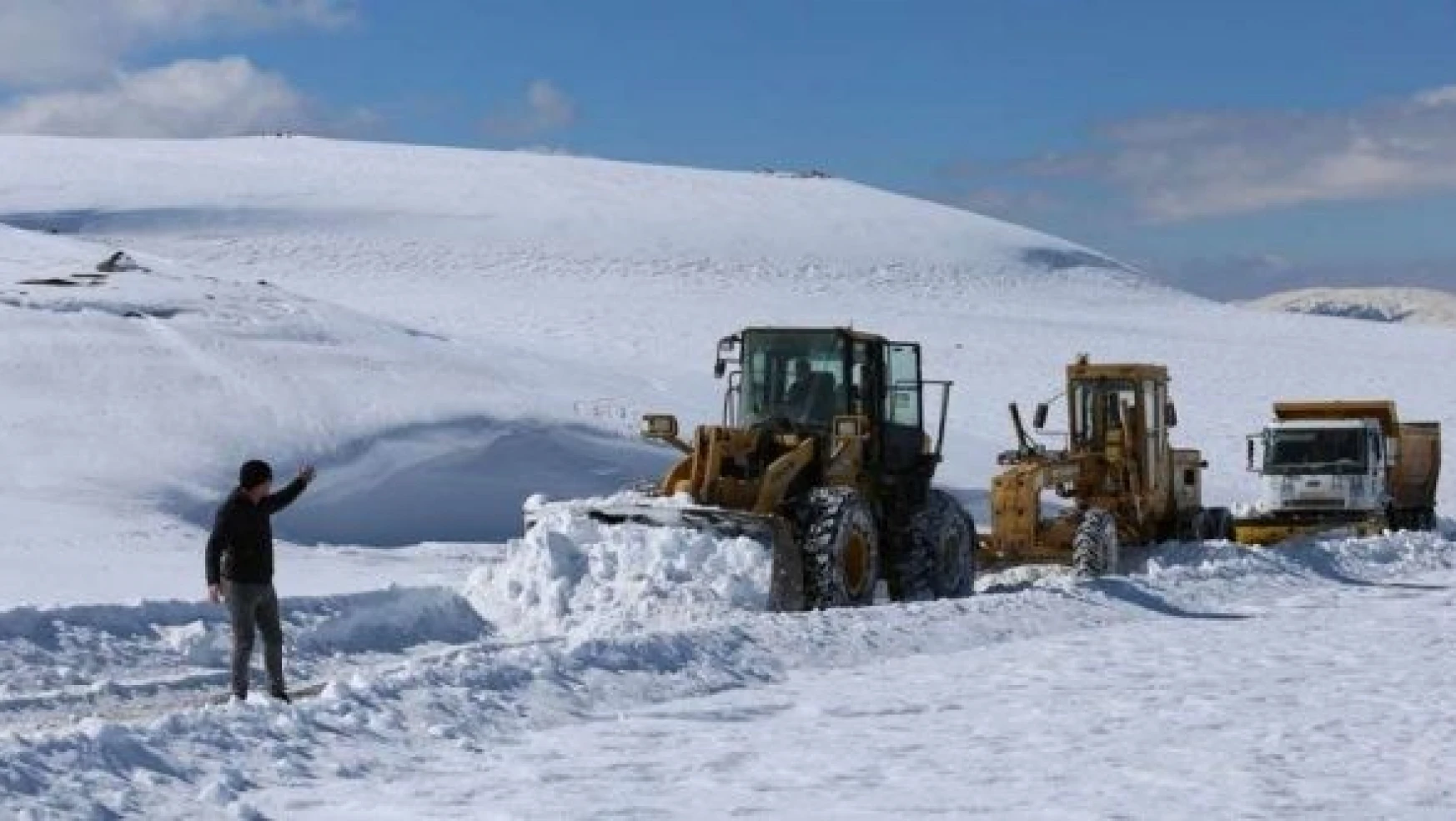 Erzurum'da kardan kapanan alternatif yollar da açılıyor